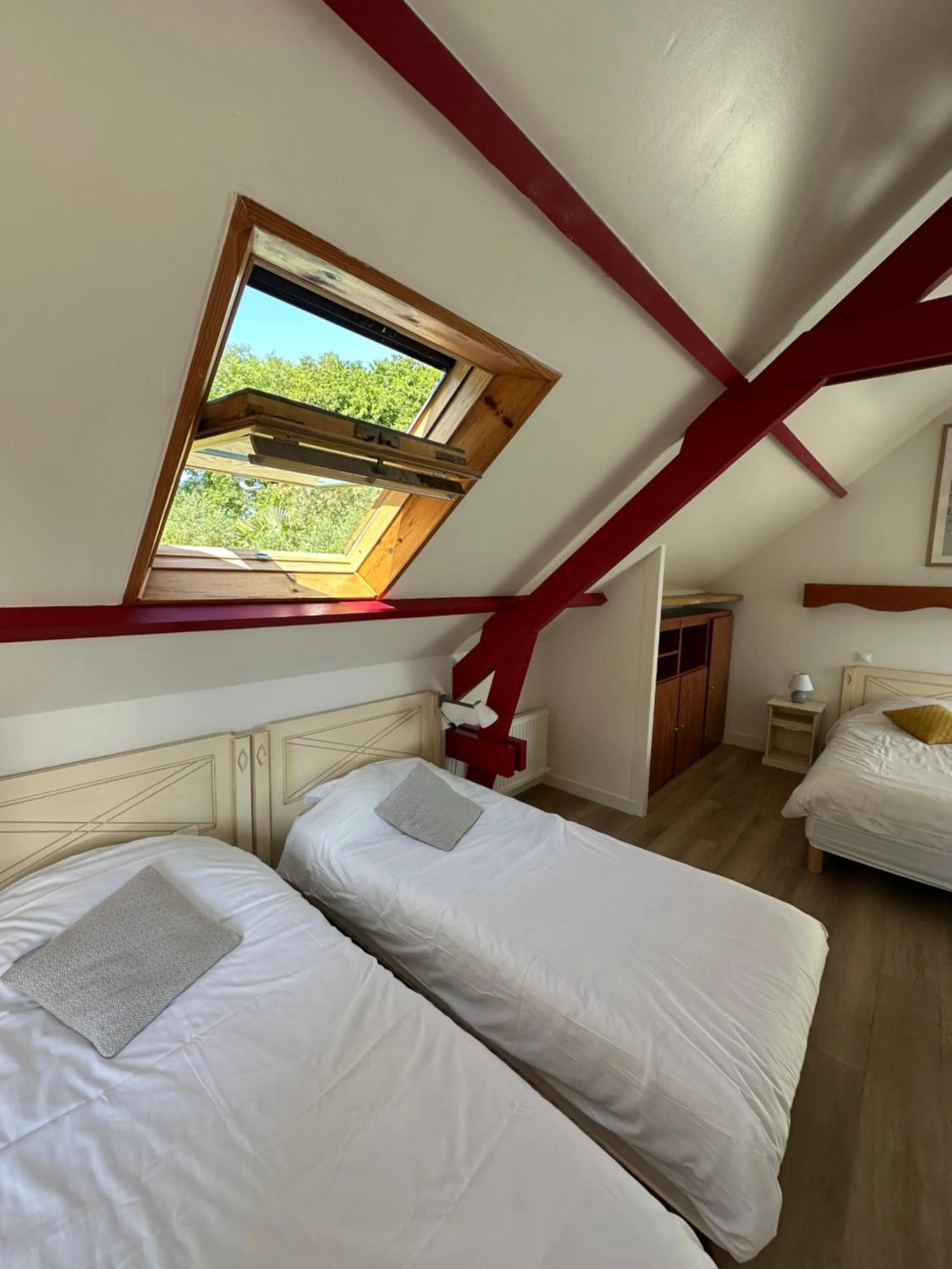 Bed in Logis Hôtel La Demeure du Perron