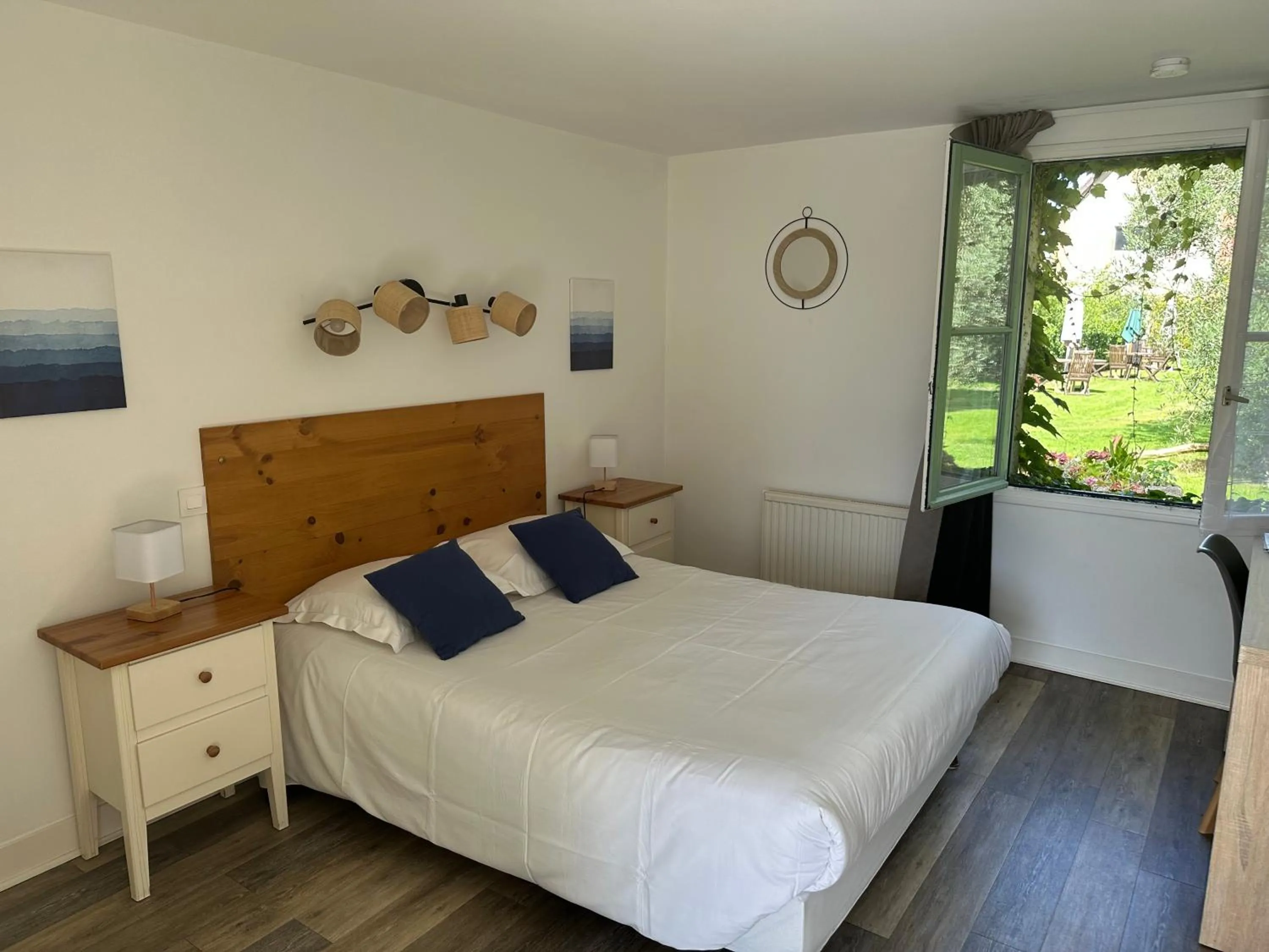 Bed in Logis Hôtel La Demeure du Perron