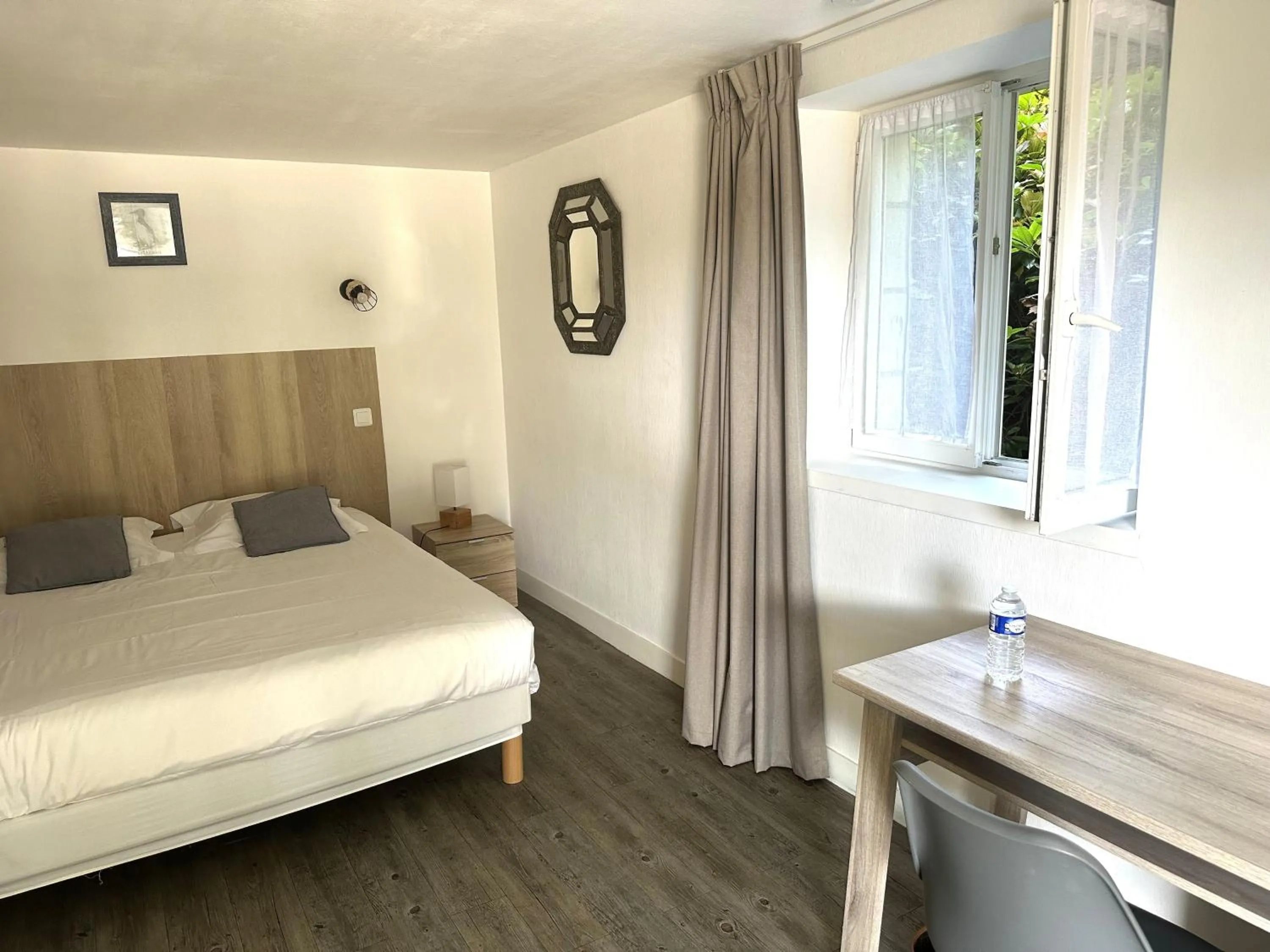 Bed in Logis Hôtel La Demeure du Perron