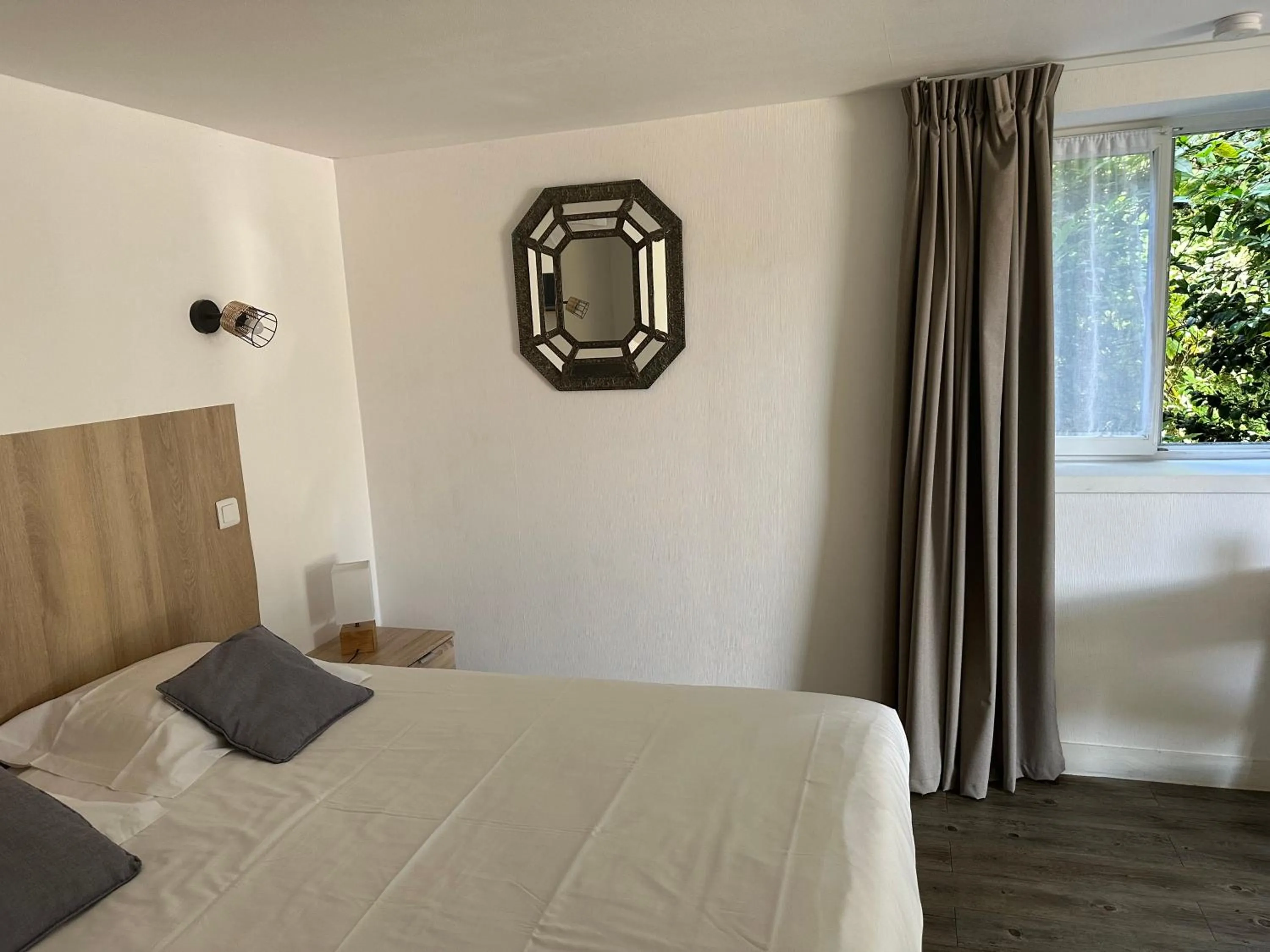 Bed in Logis Hôtel La Demeure du Perron