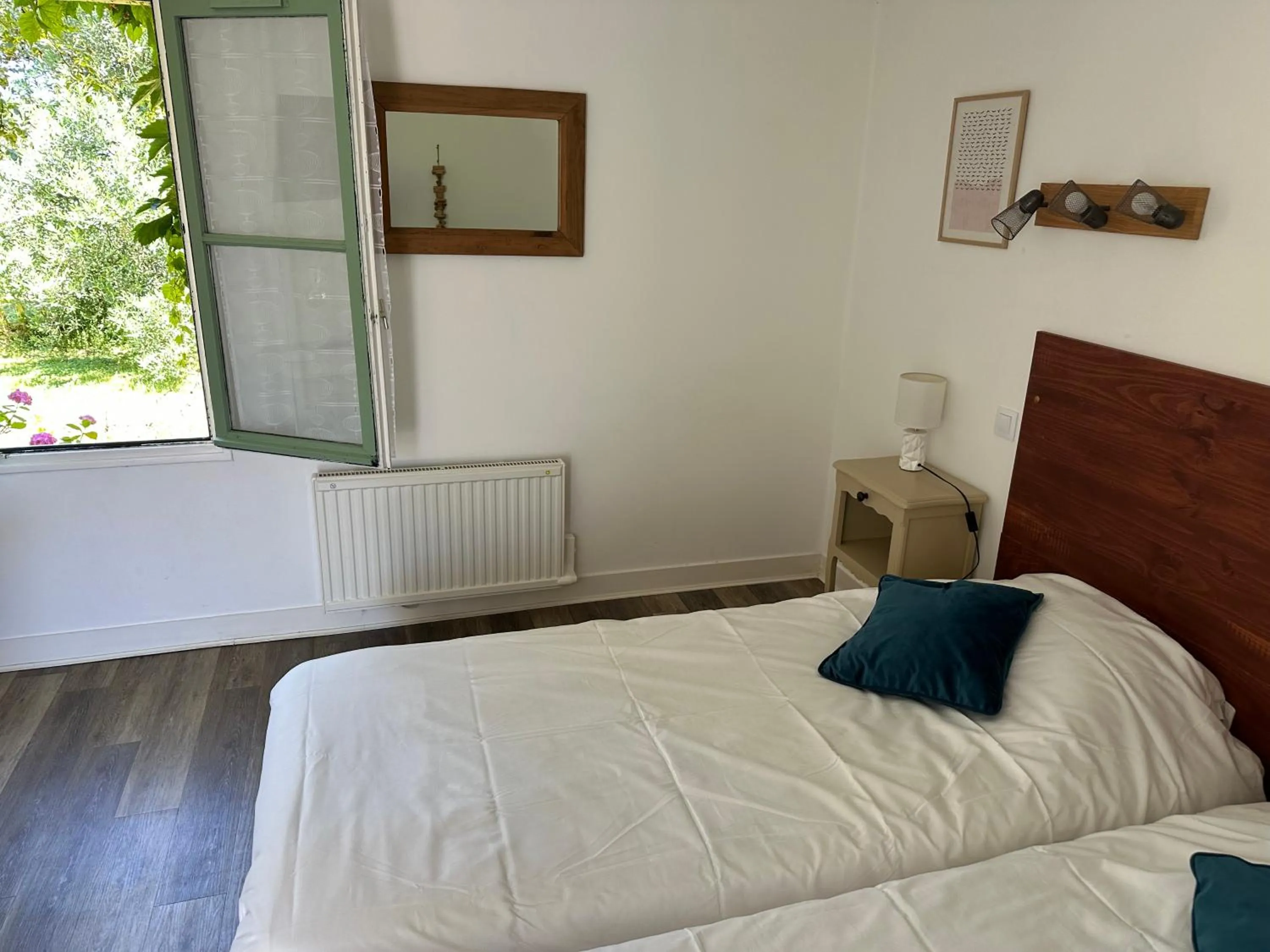 Bed in Logis Hôtel La Demeure du Perron