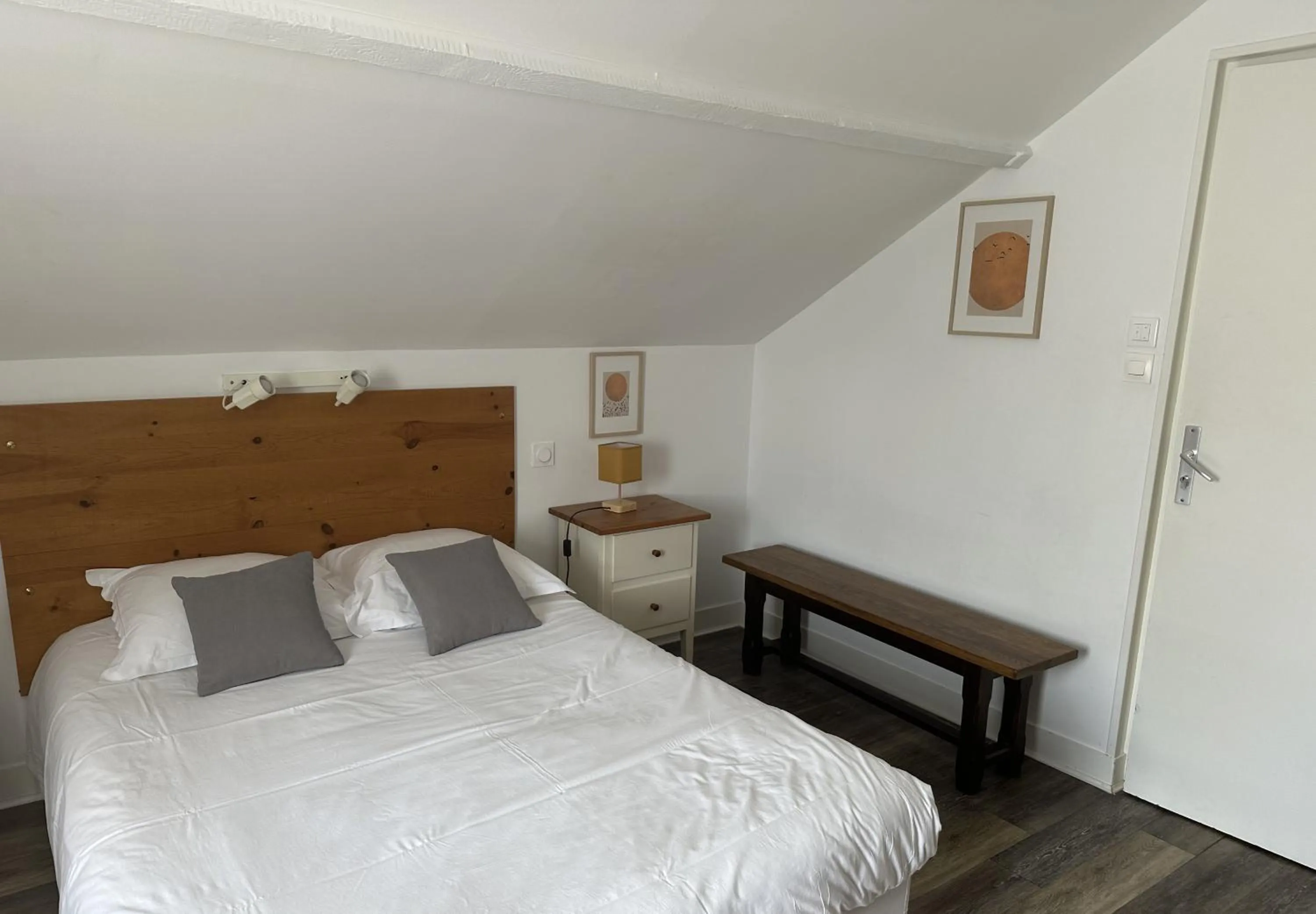 Bed in Logis Hôtel La Demeure du Perron