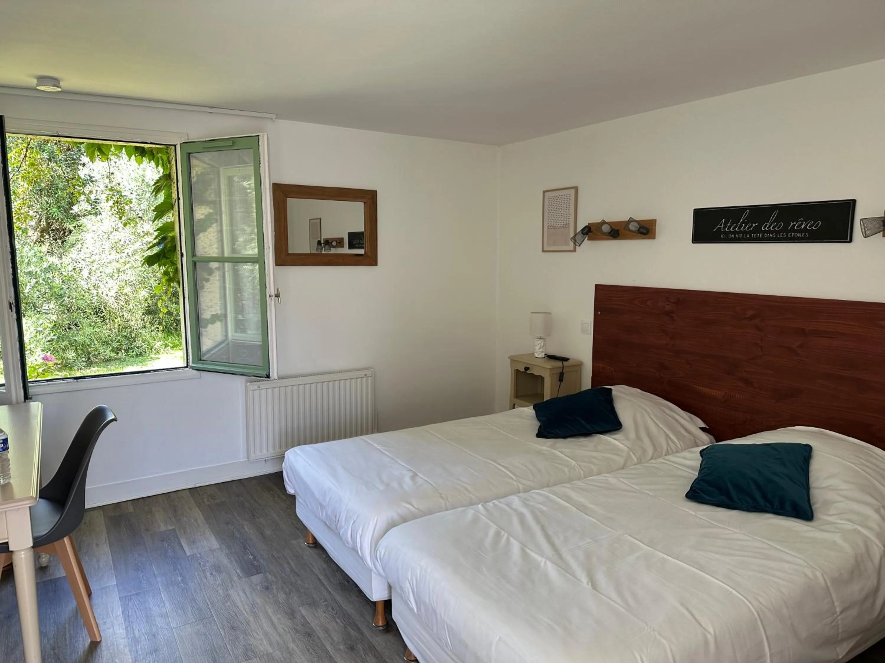 Bed in Logis Hôtel La Demeure du Perron