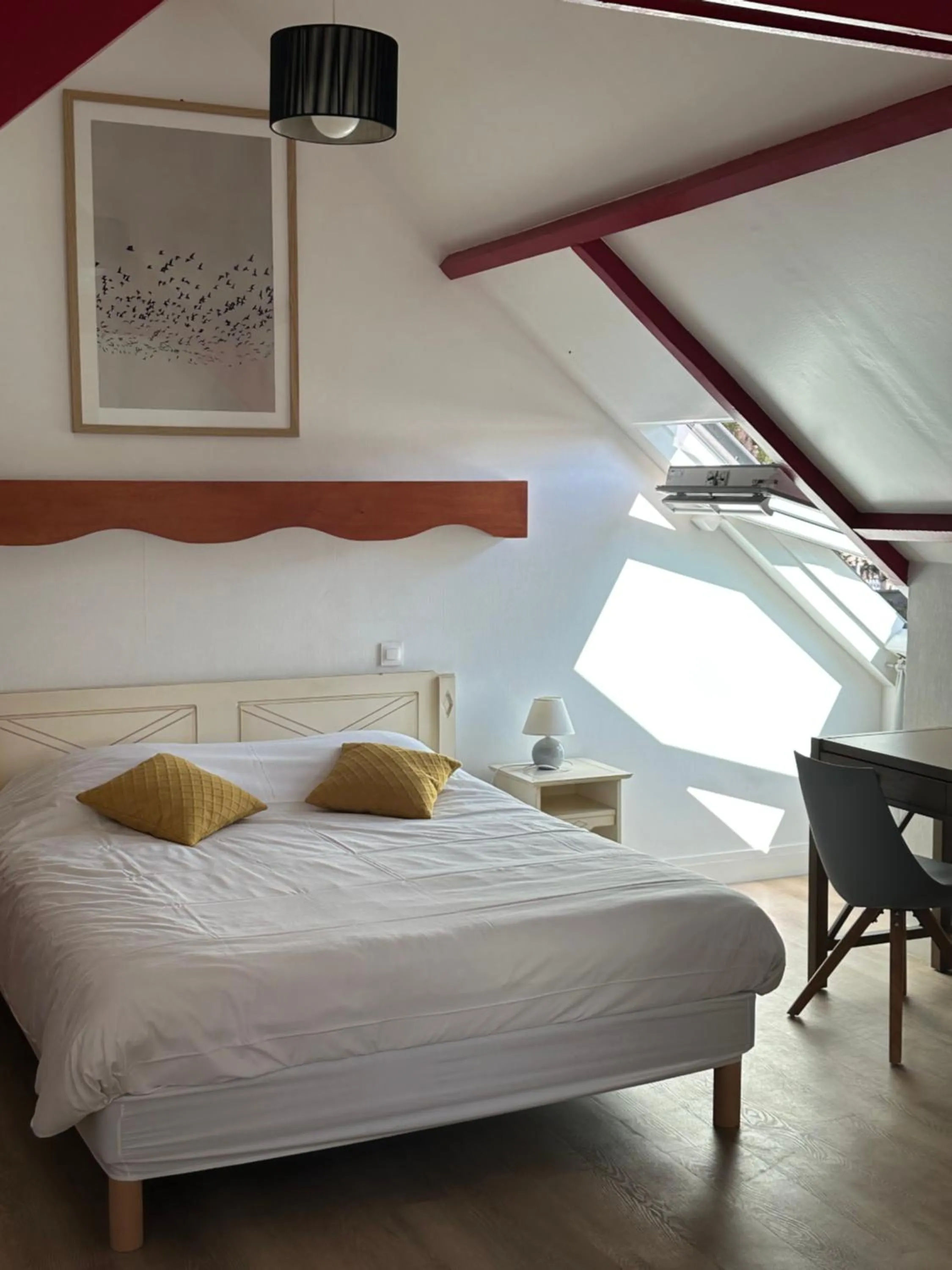 Bed in Logis Hôtel La Demeure du Perron