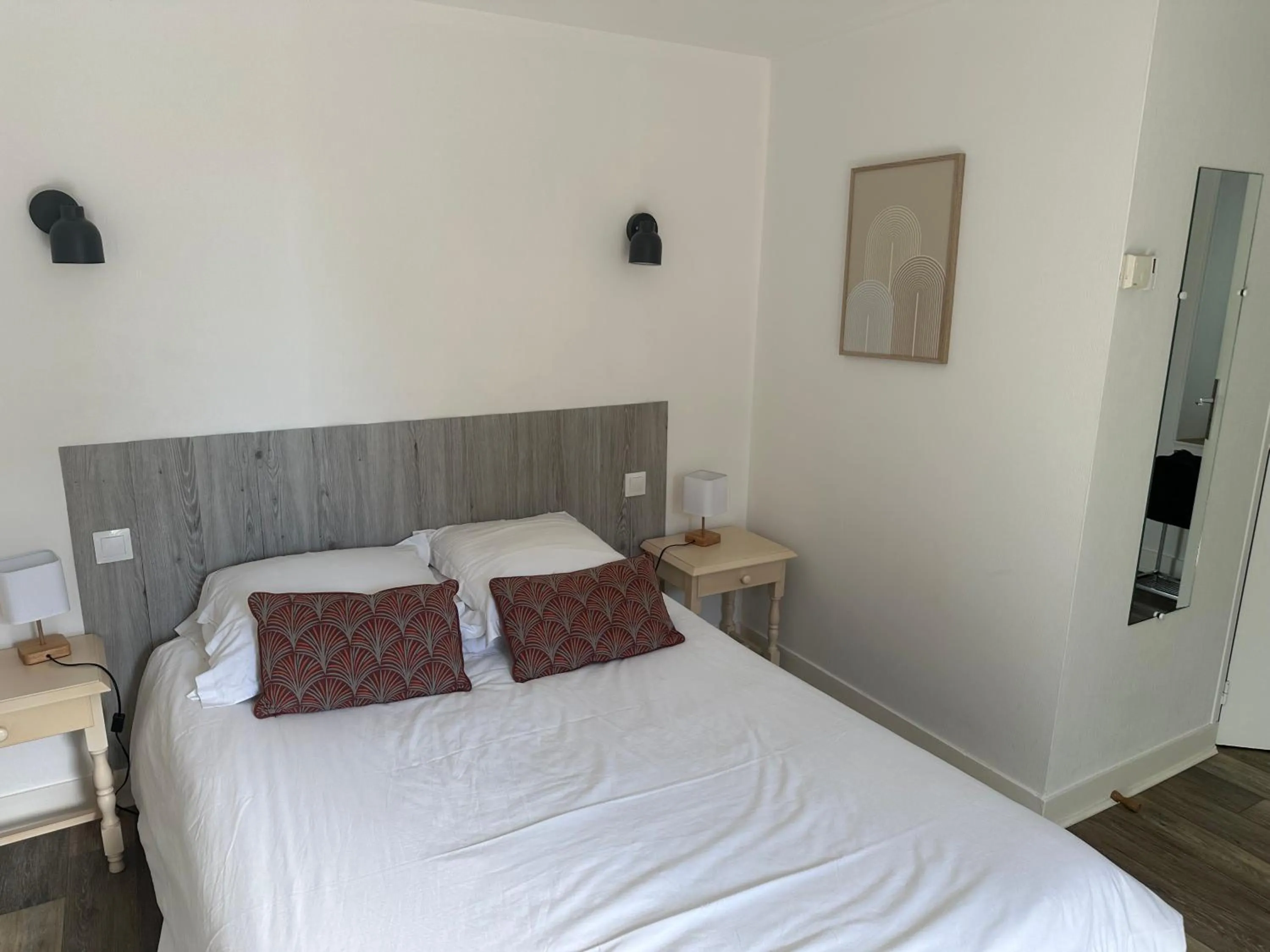 Bed in Logis Hôtel La Demeure du Perron