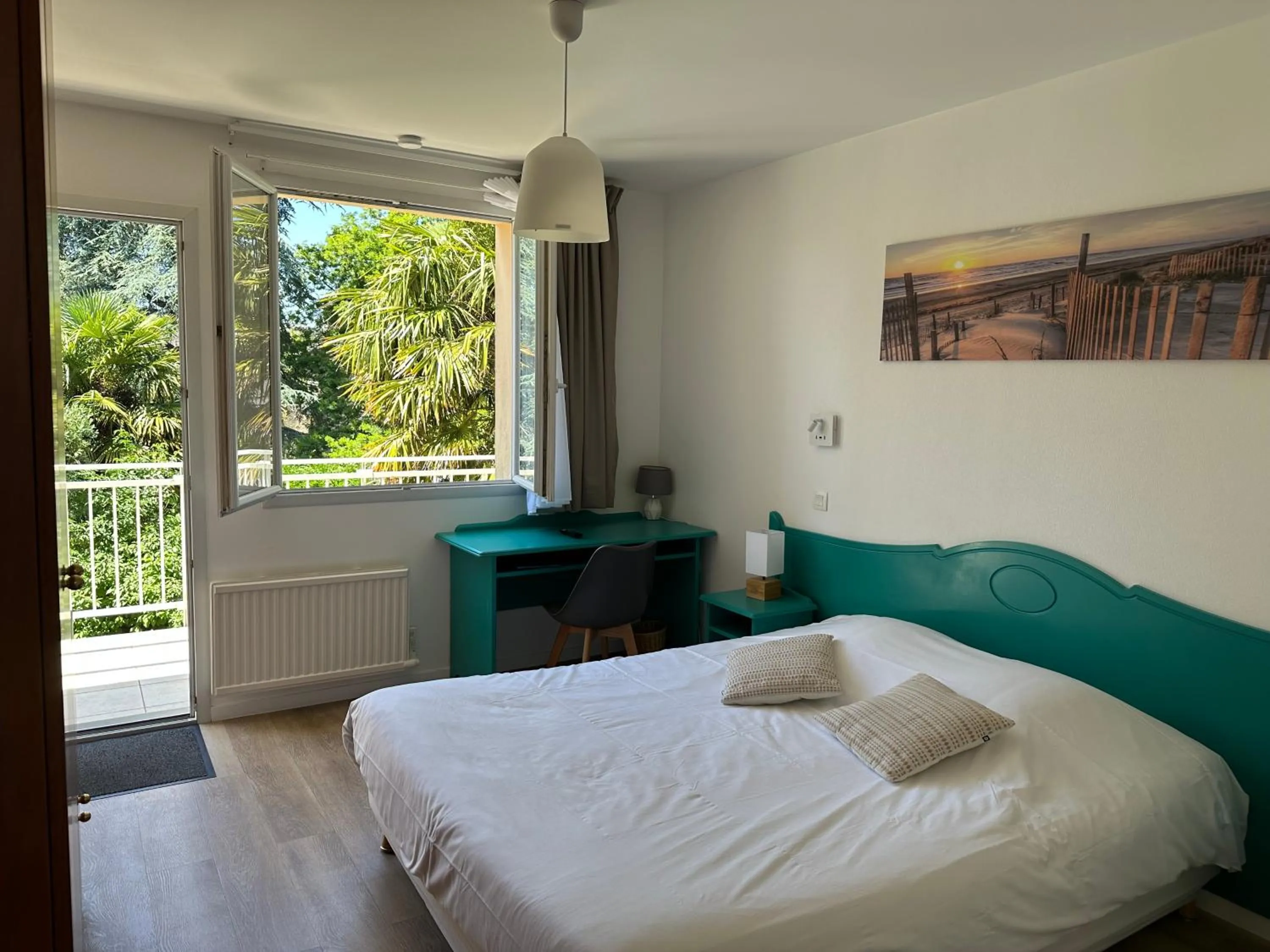 Bed in Logis Hôtel La Demeure du Perron