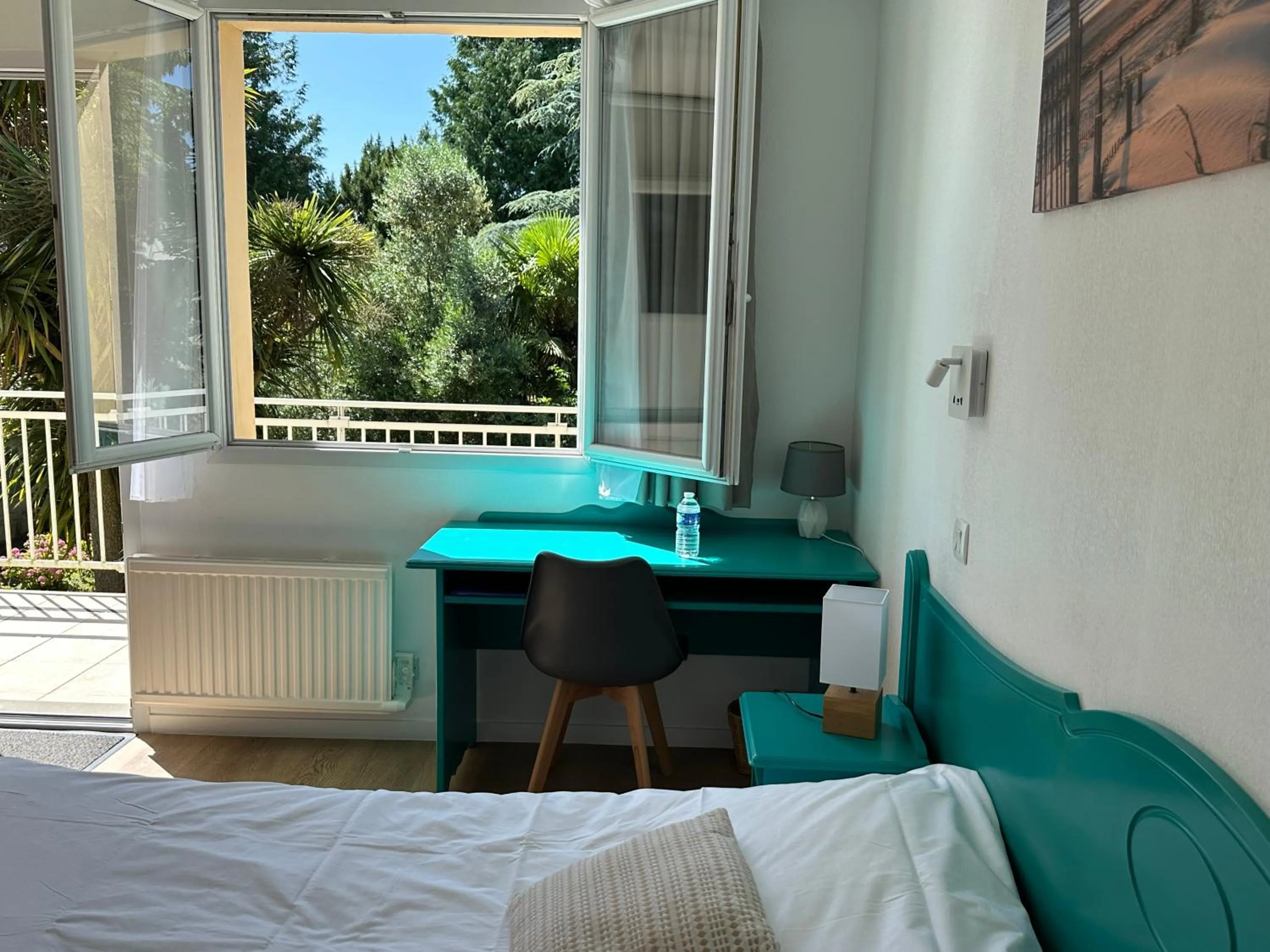 Bed in Logis Hôtel La Demeure du Perron