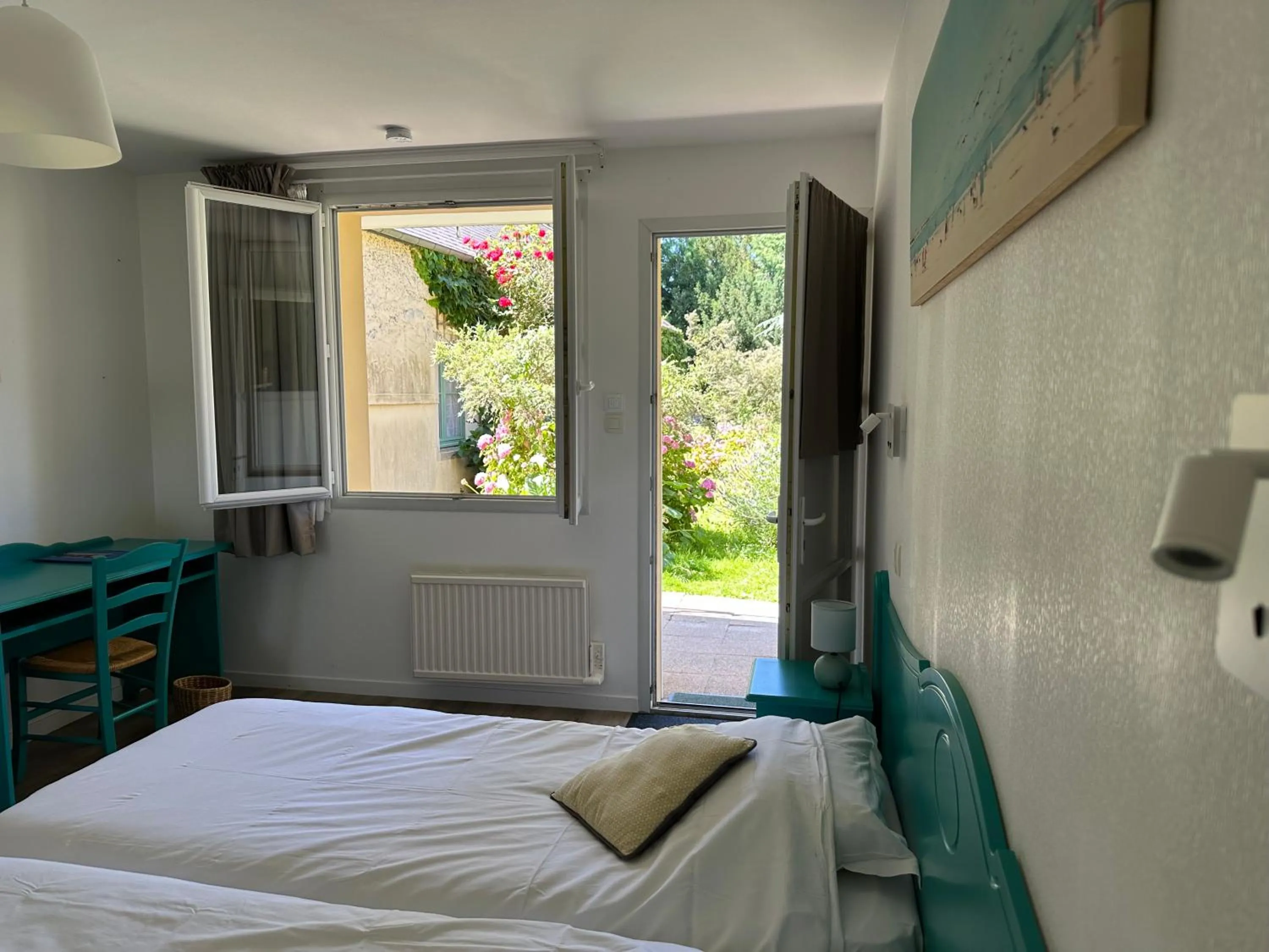 Bed in Logis Hôtel La Demeure du Perron