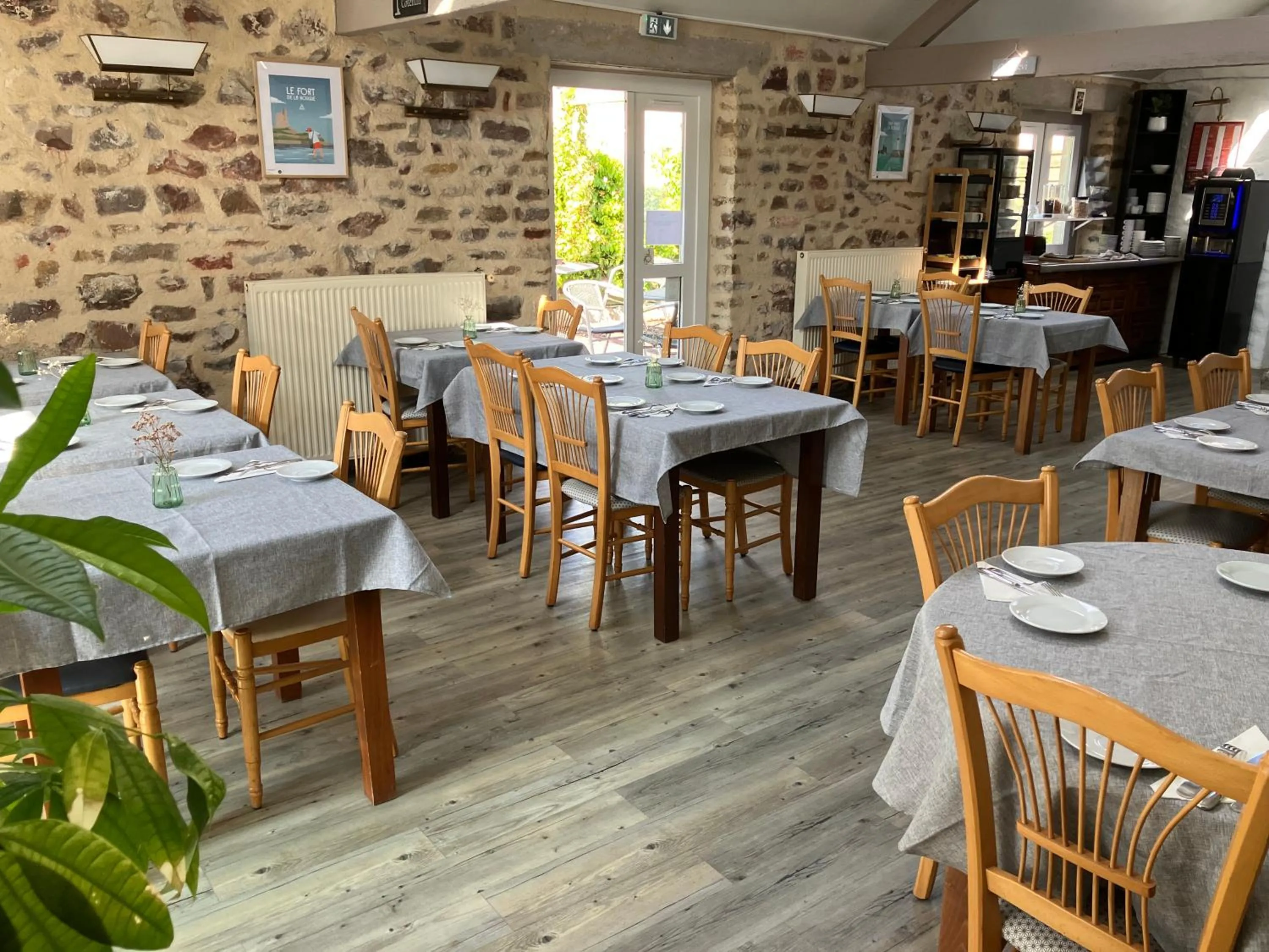 Breakfast in Logis Hôtel La Demeure du Perron