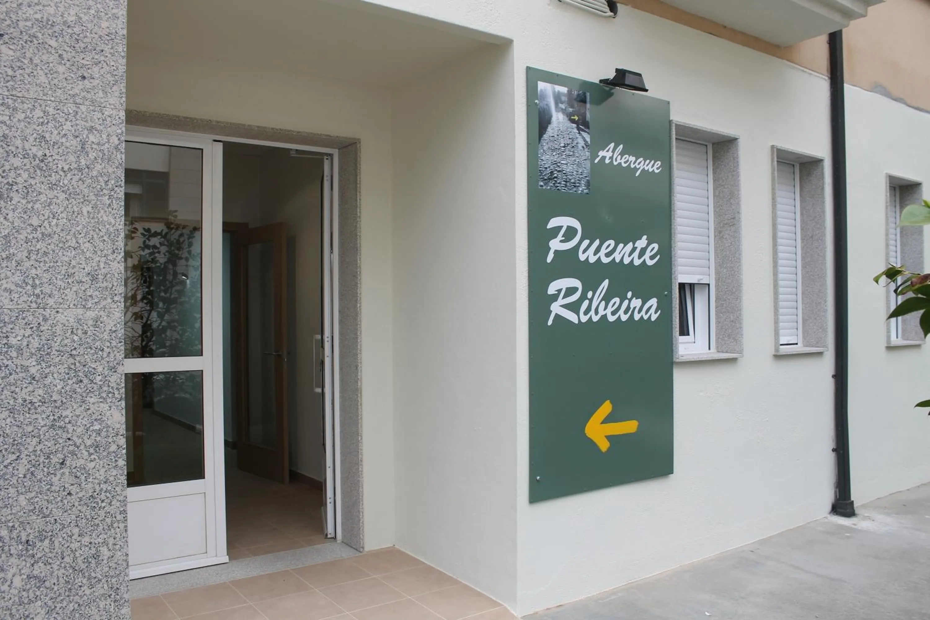 Facade/entrance in Pensión-Albergue Puente Ribeira