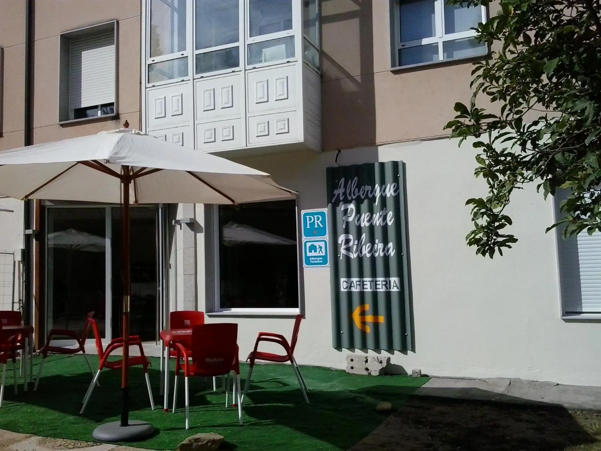 Facade/entrance in Pensión-Albergue Puente Ribeira