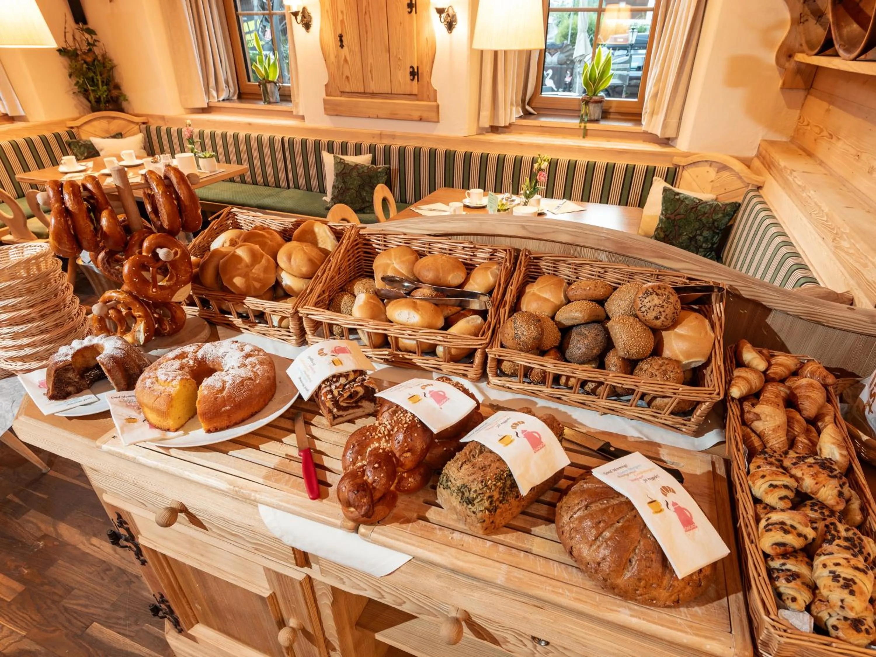 Buffet breakfast in Alpen Glück Hotel Unterm Rain garni