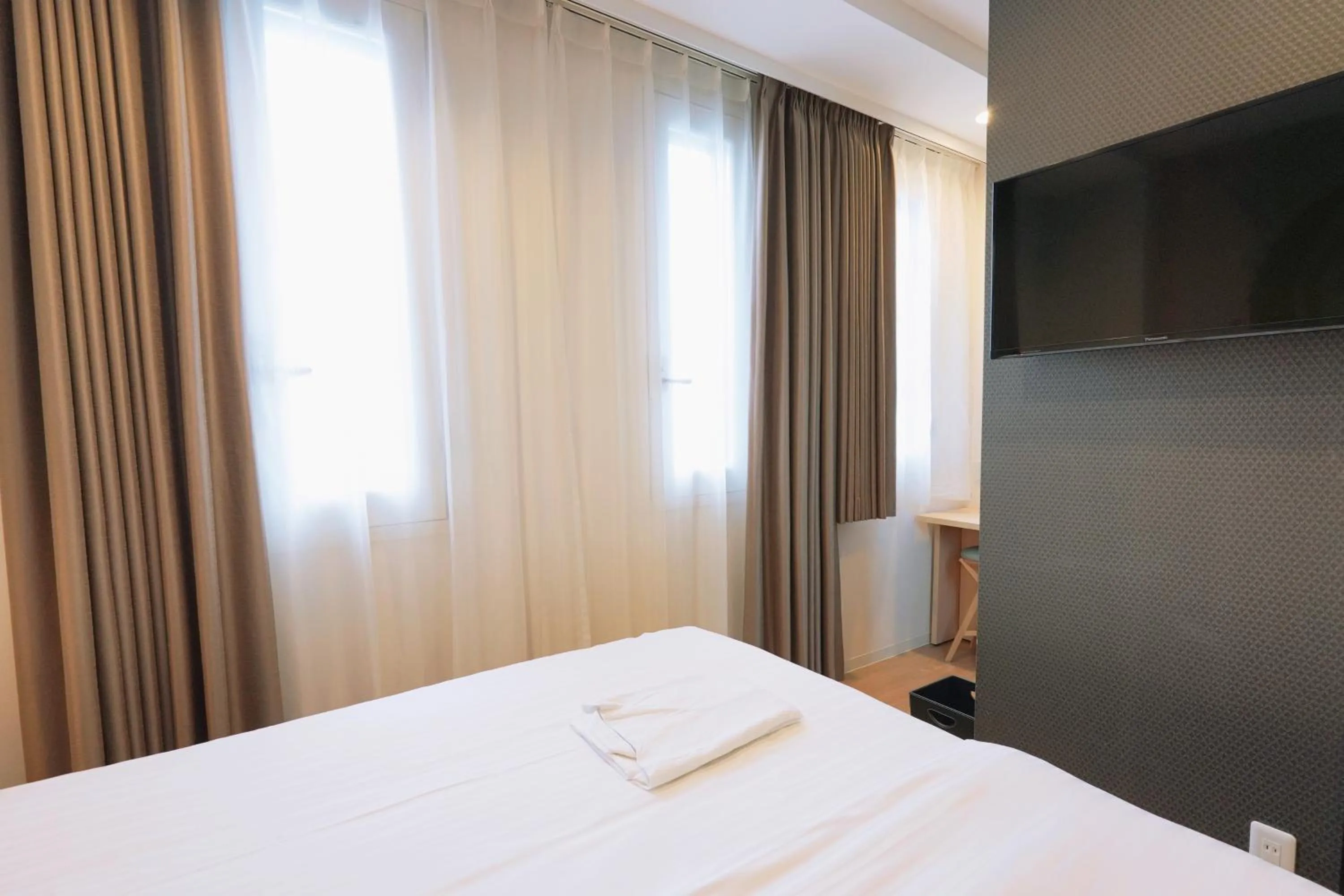 Bed in Park Central Sakura Hotel