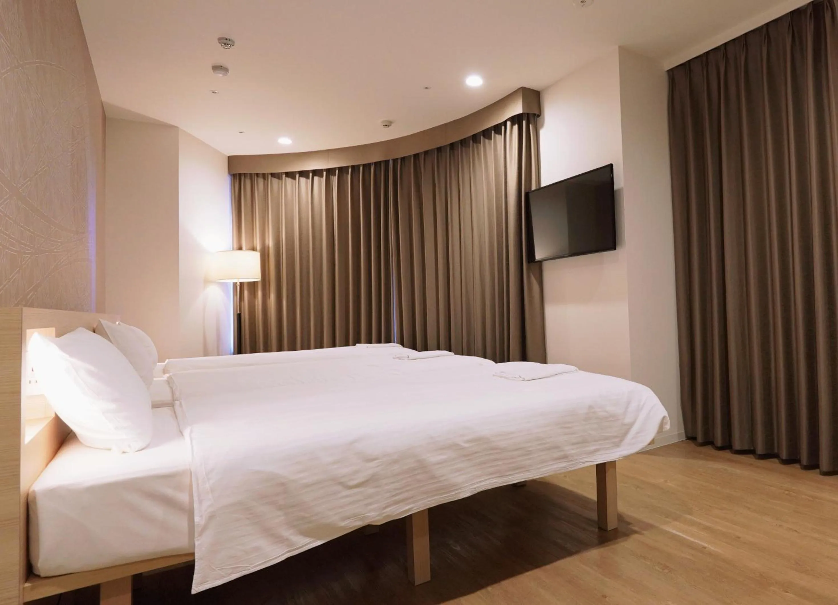 Bed in Park Central Sakura Hotel