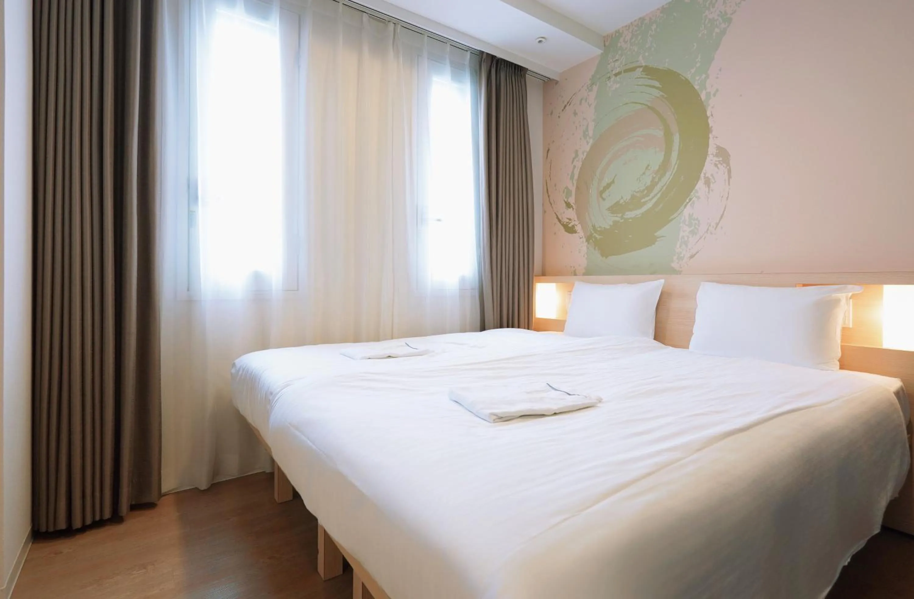 Bed in Park Central Sakura Hotel