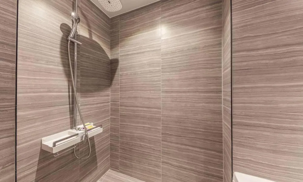 Shower in Guri Hotel In cafe