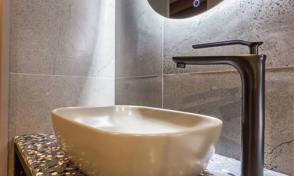 Shower in Guri Hotel In cafe