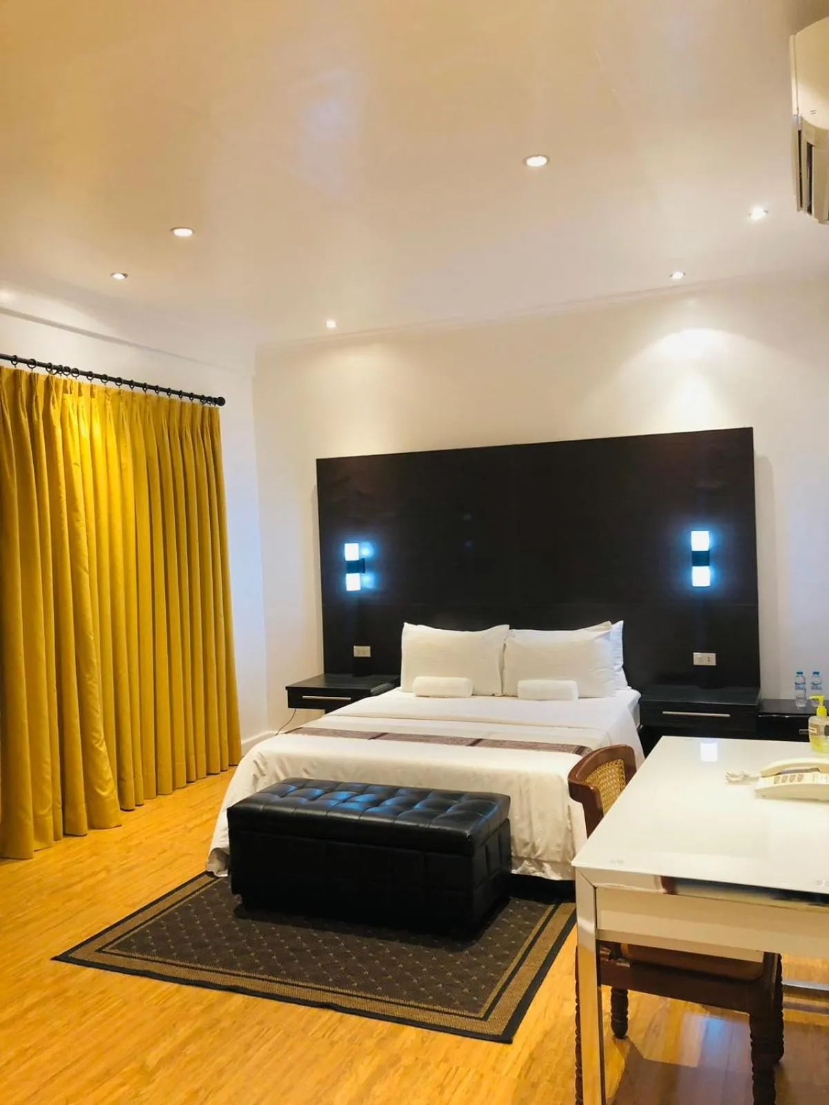 Bed in Bellagio Hills Hotel and Restaurant