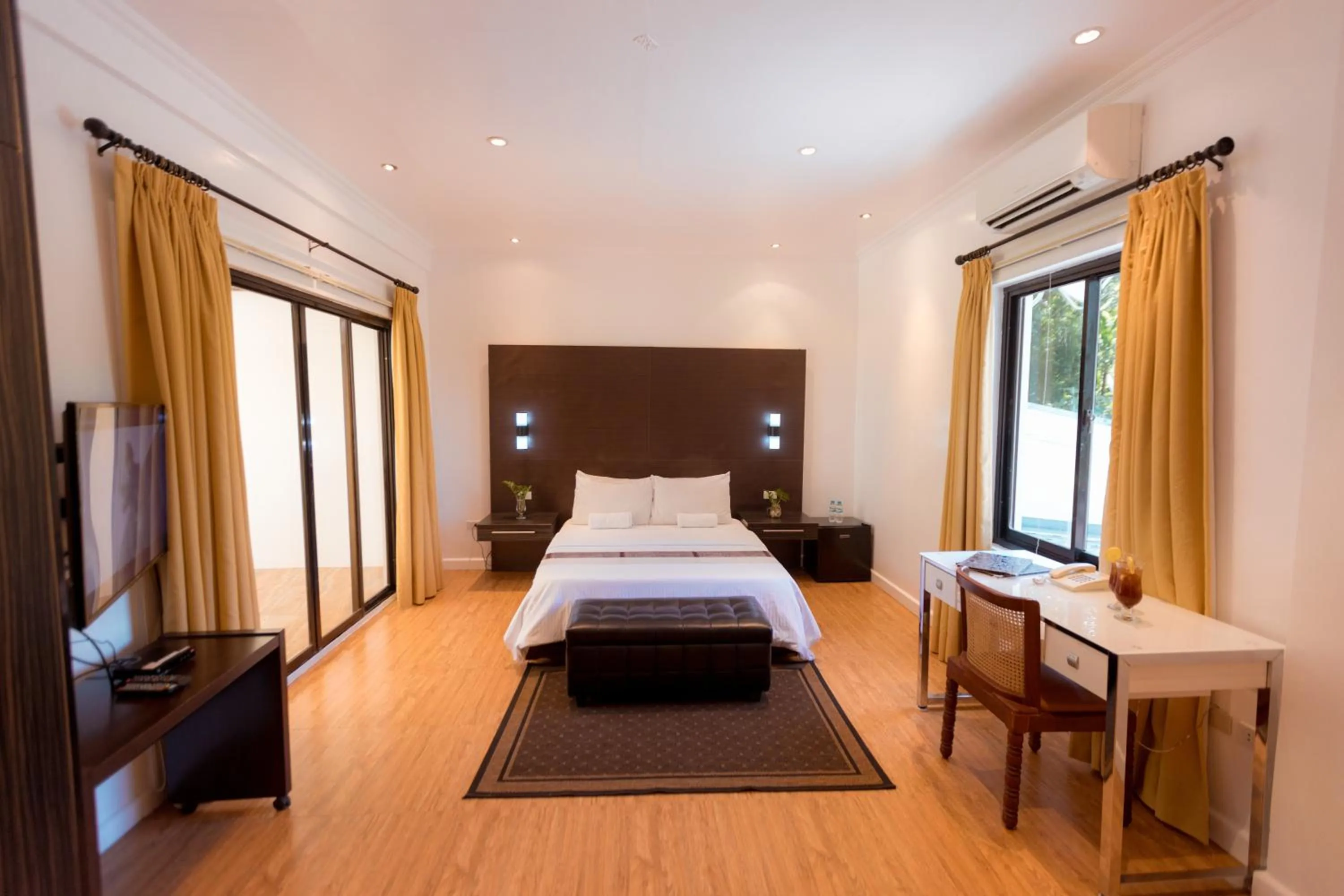 Photo of the whole room, Bed in Bellagio Hills Hotel and Restaurant