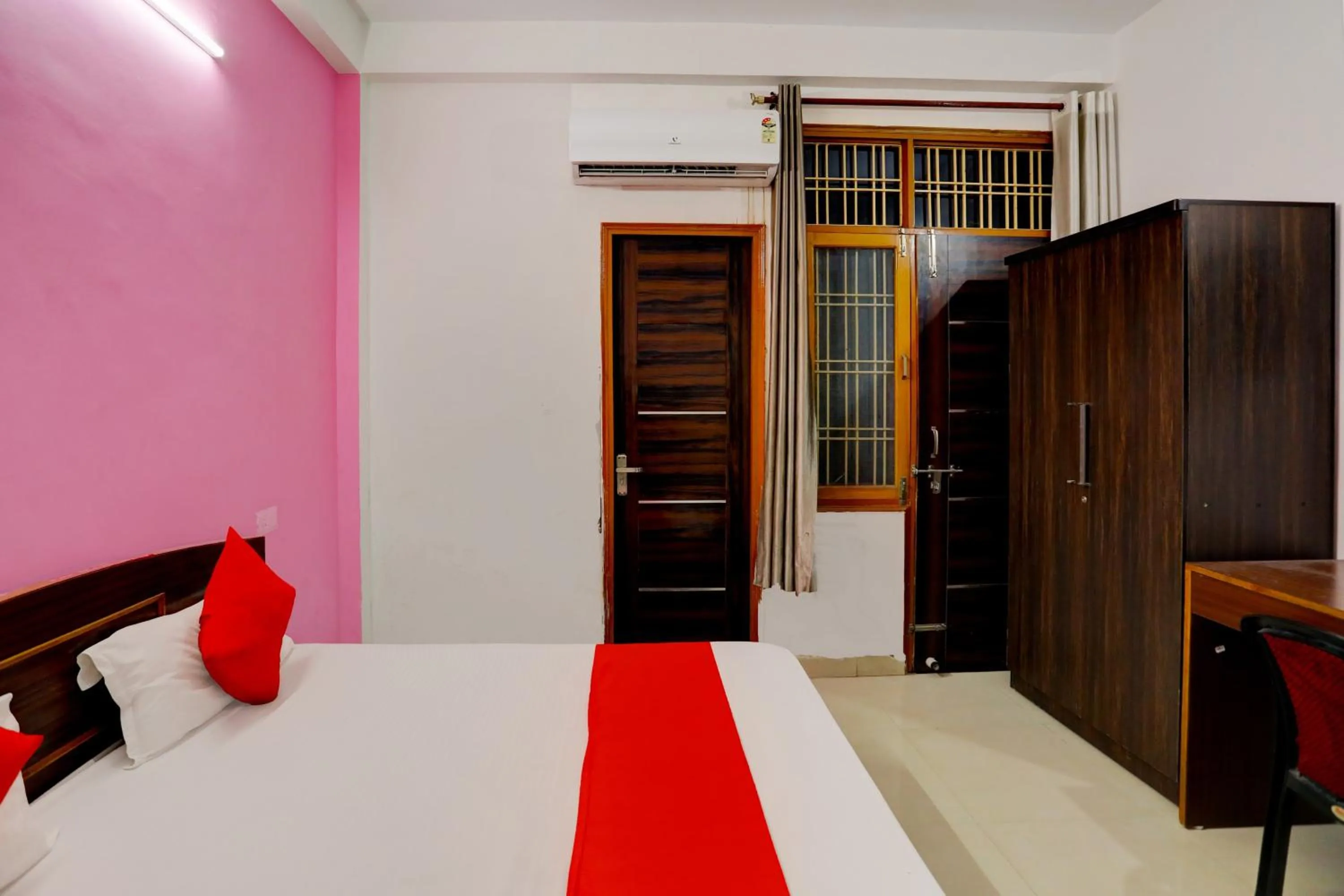 Bedroom in Hotel O Virasat Guest House