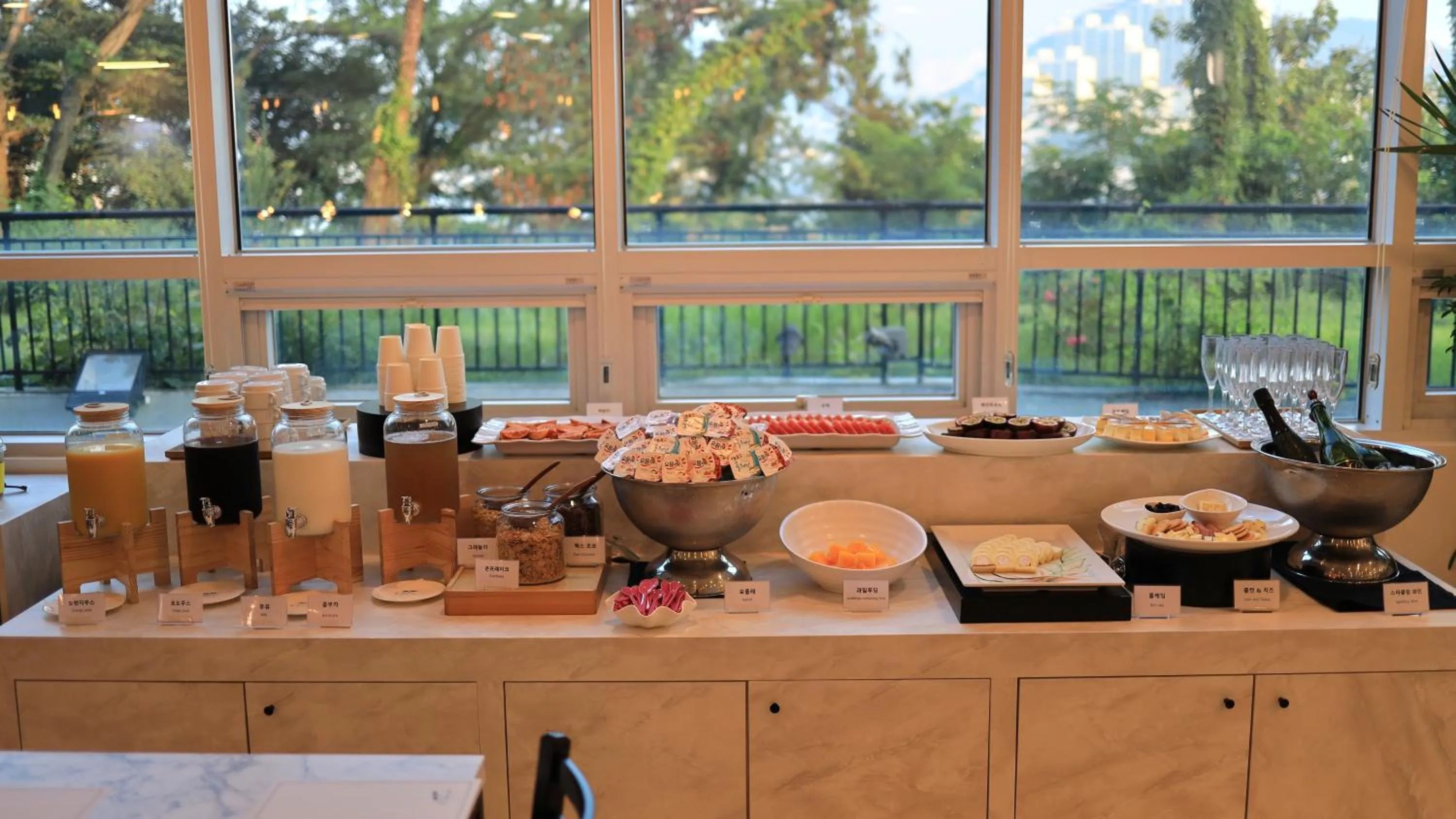 Restaurant/places to eat in The Hotel Soo