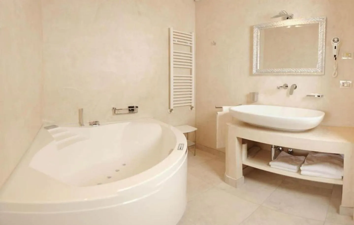 Hot Tub in Al Mirador Resort