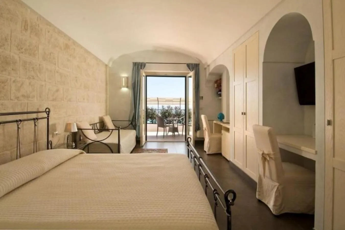 Bed in Al Mirador Resort