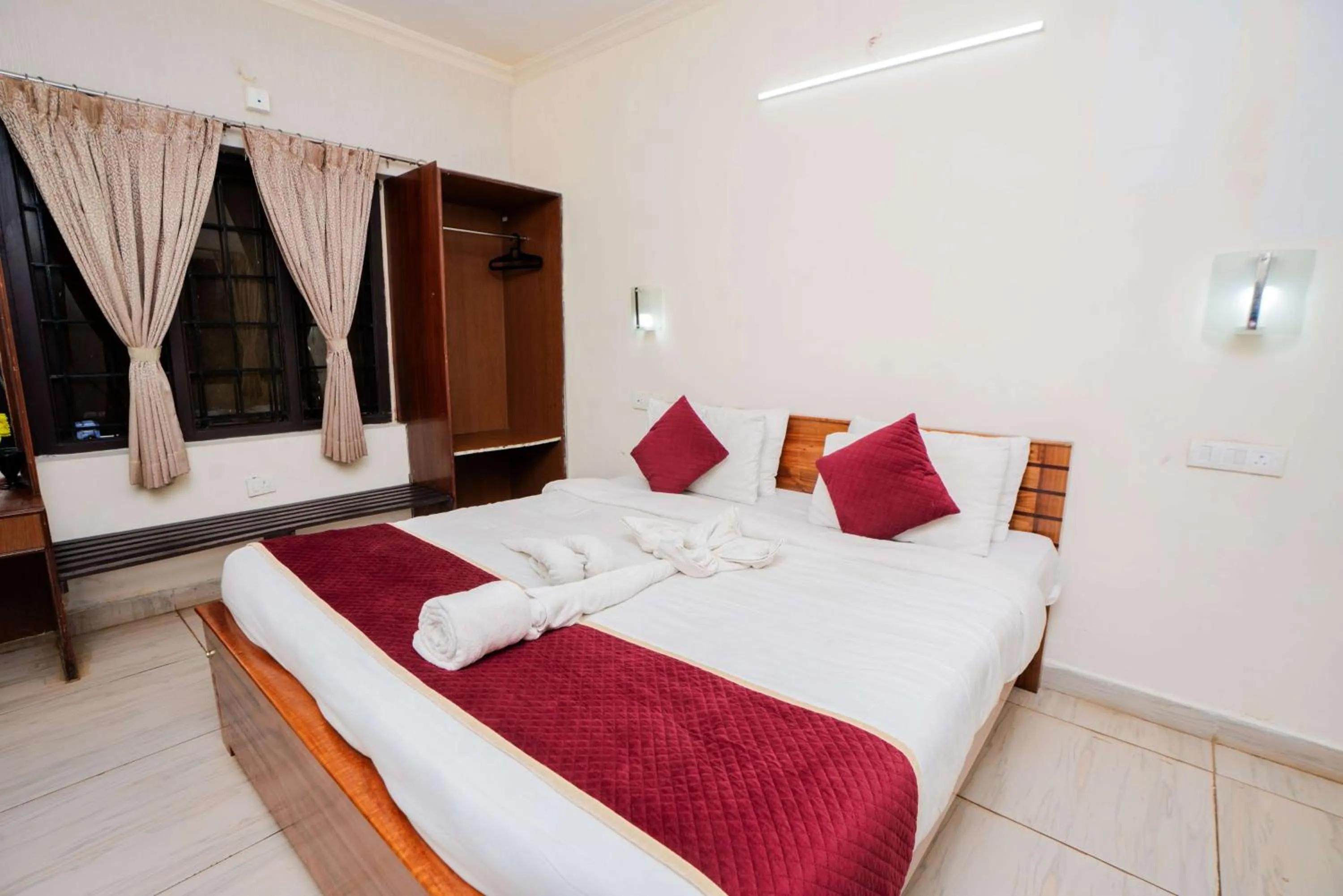 Bedroom, Bed in Tulips Resorts - Elkhill