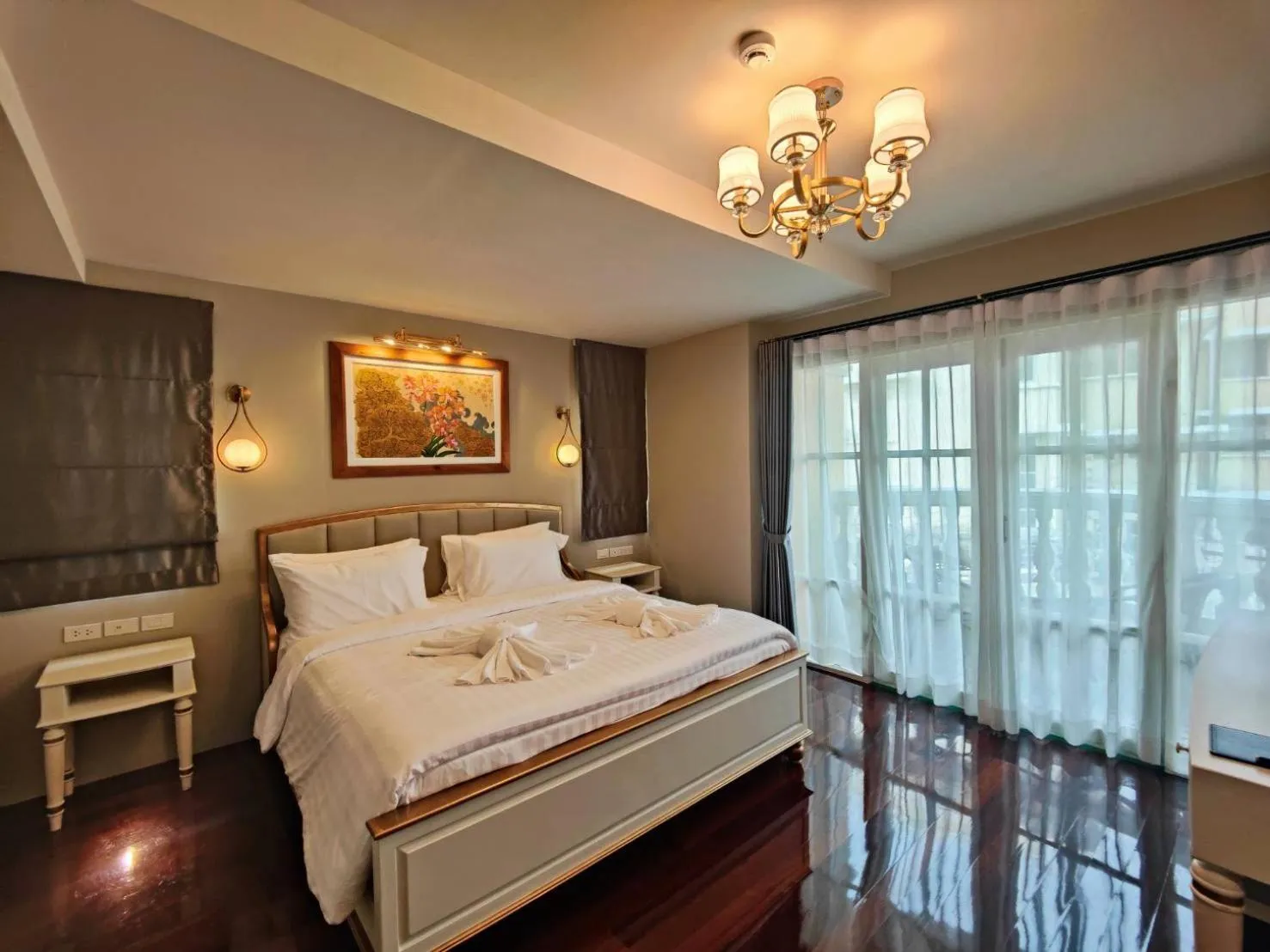 Bed in Siri Grand Bangkok Hotel