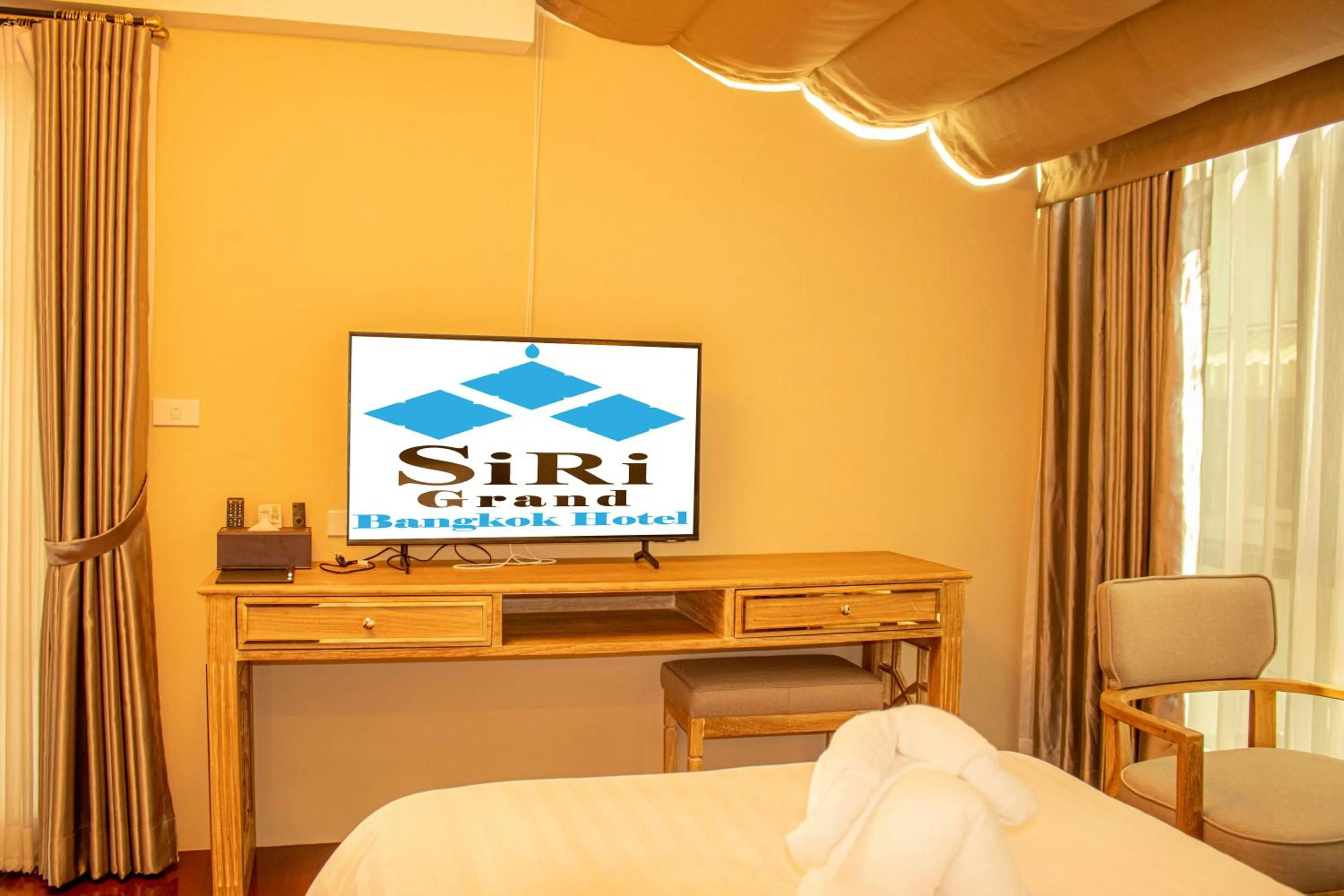 TV and multimedia, Bed in Siri Grand Bangkok Hotel
