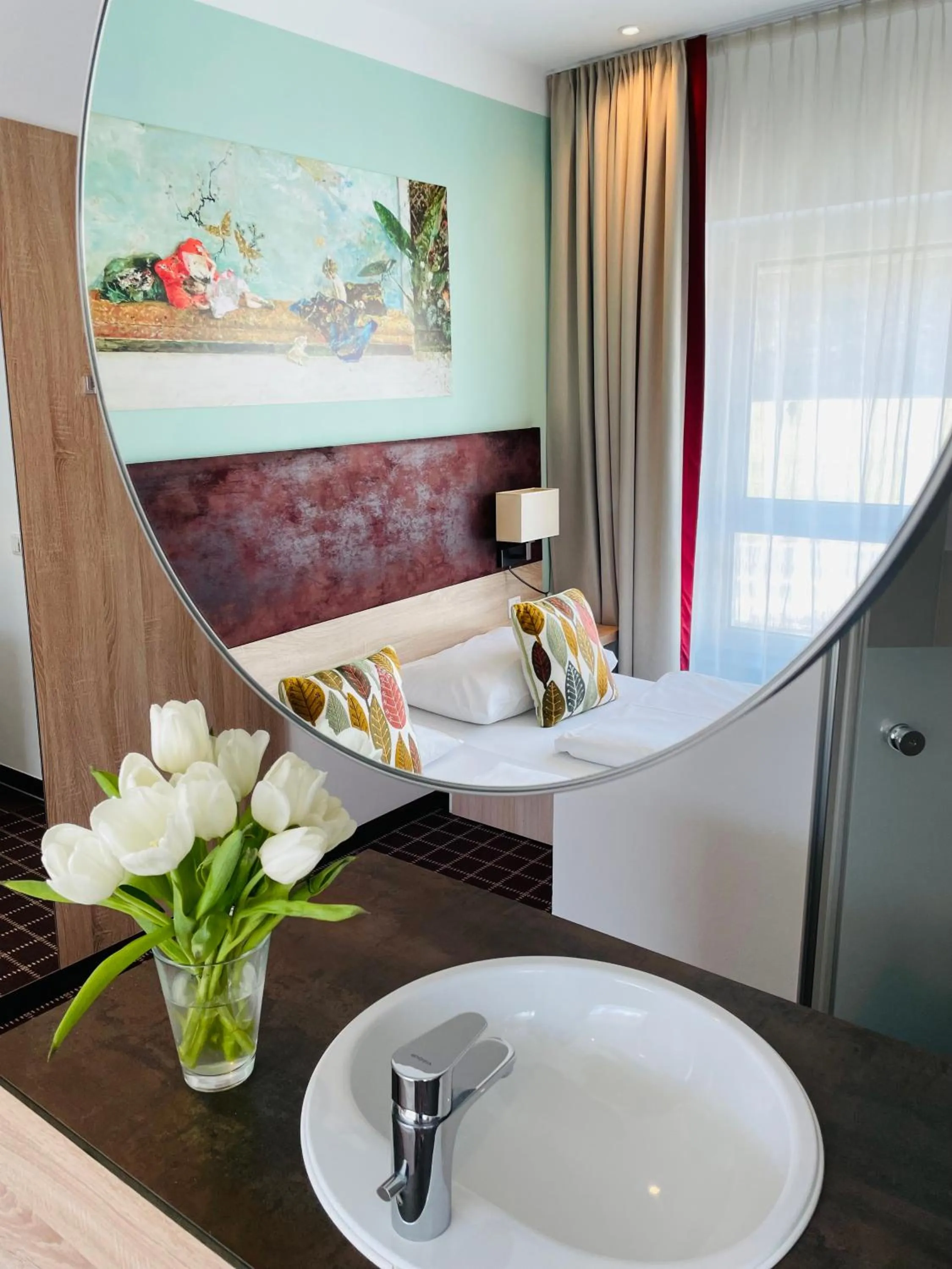 Living room, Bed in Business Class Hotel Ebersberg