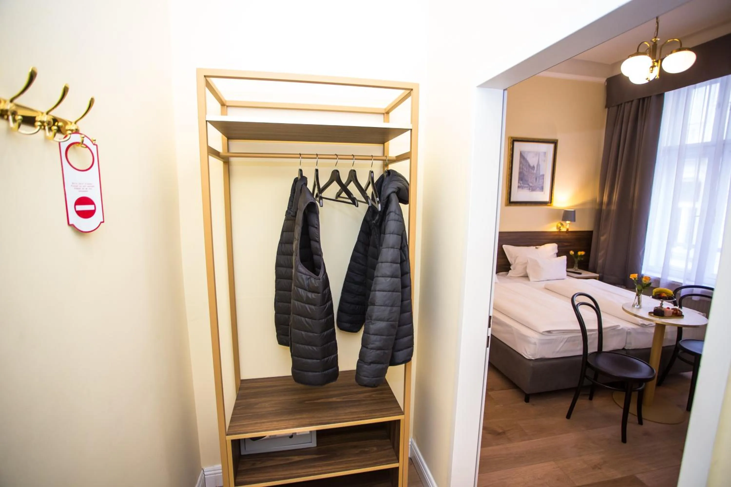 Photo of the whole room, Bed in City Pension Stephansplatz I Self Check In