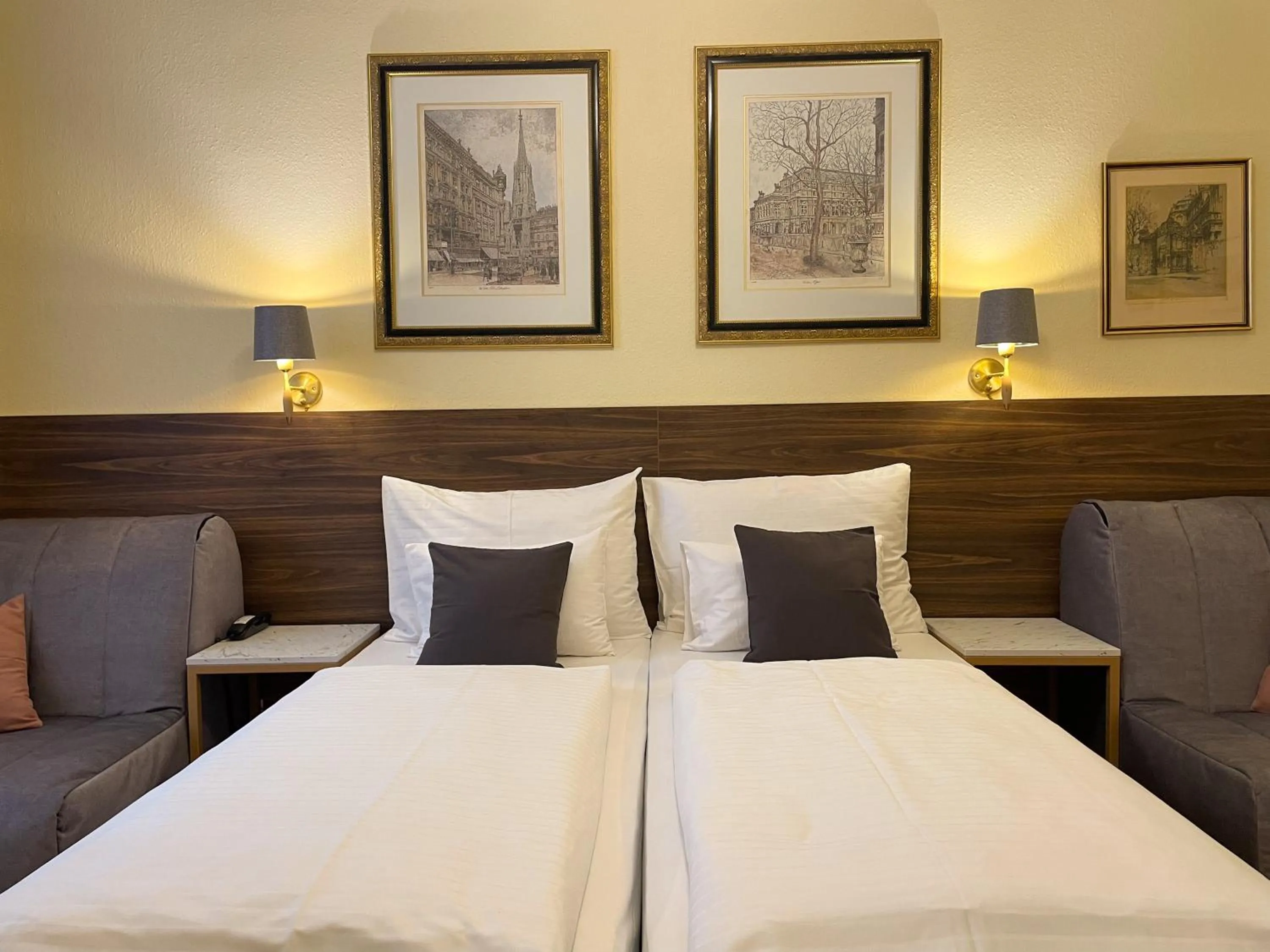 Photo of the whole room, Bed in City Pension Stephansplatz I Self Check In