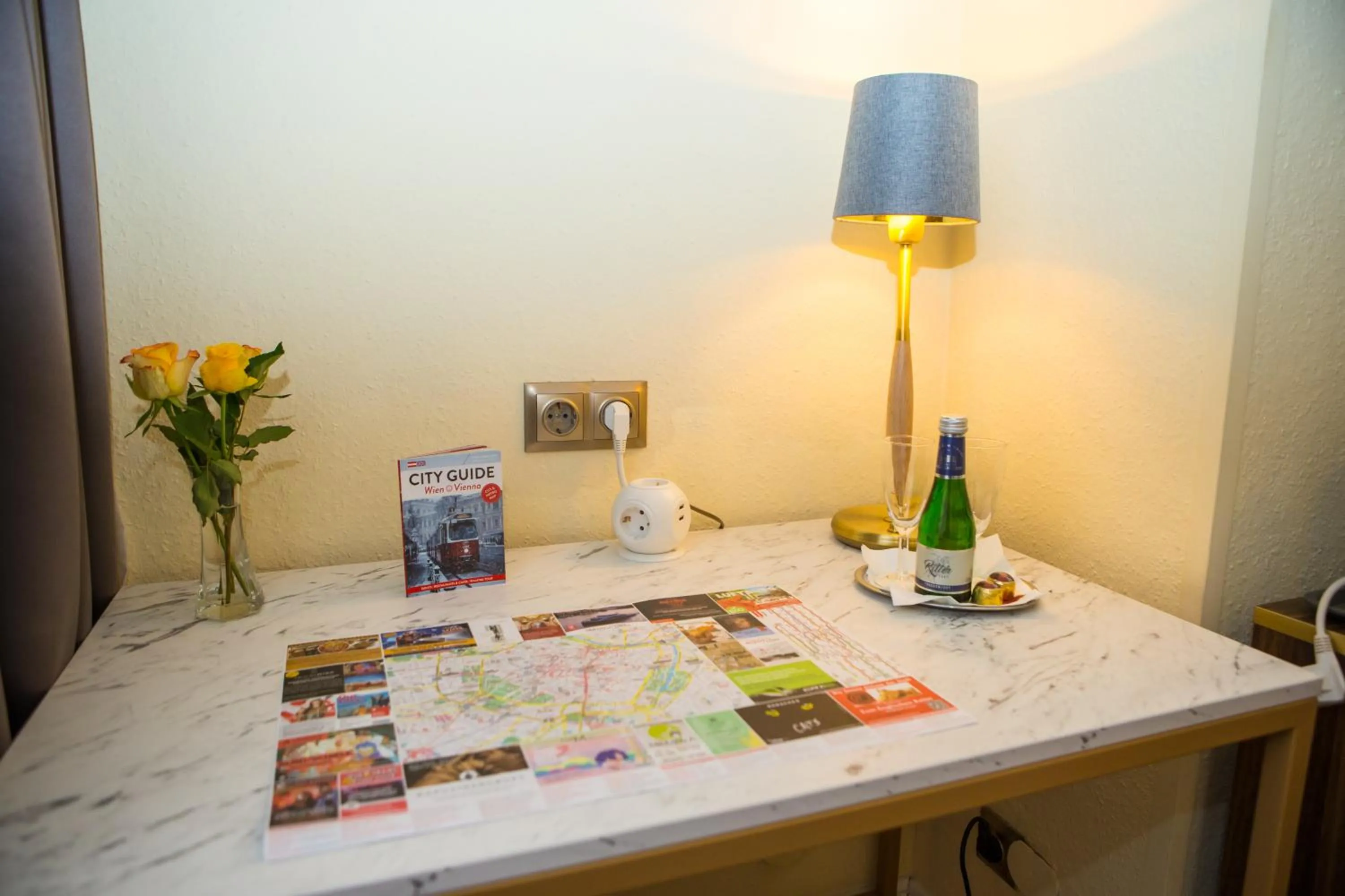 Photo of the whole room in City Pension Stephansplatz I Self Check In