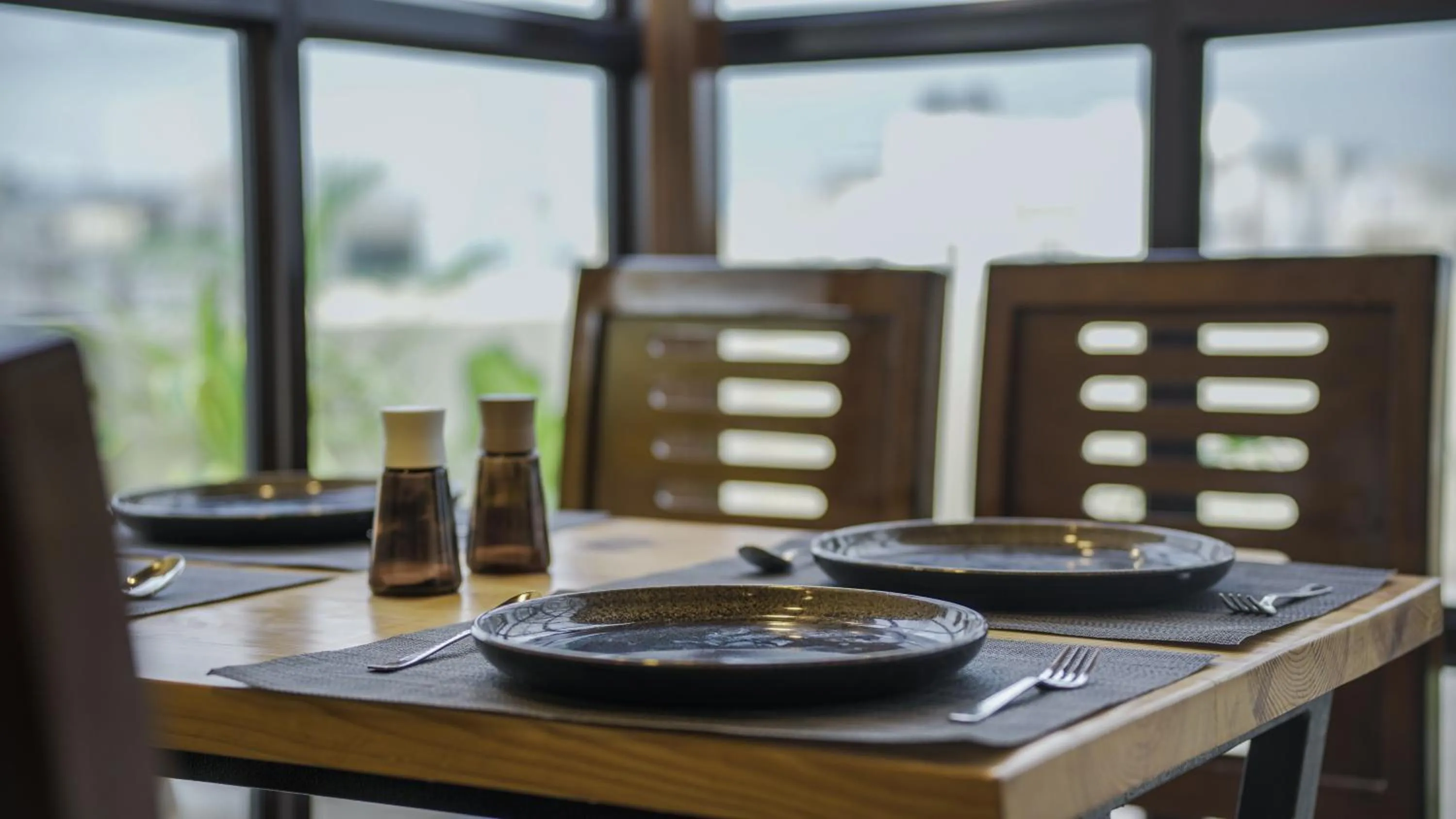 Restaurant/places to eat in Radhe Suites