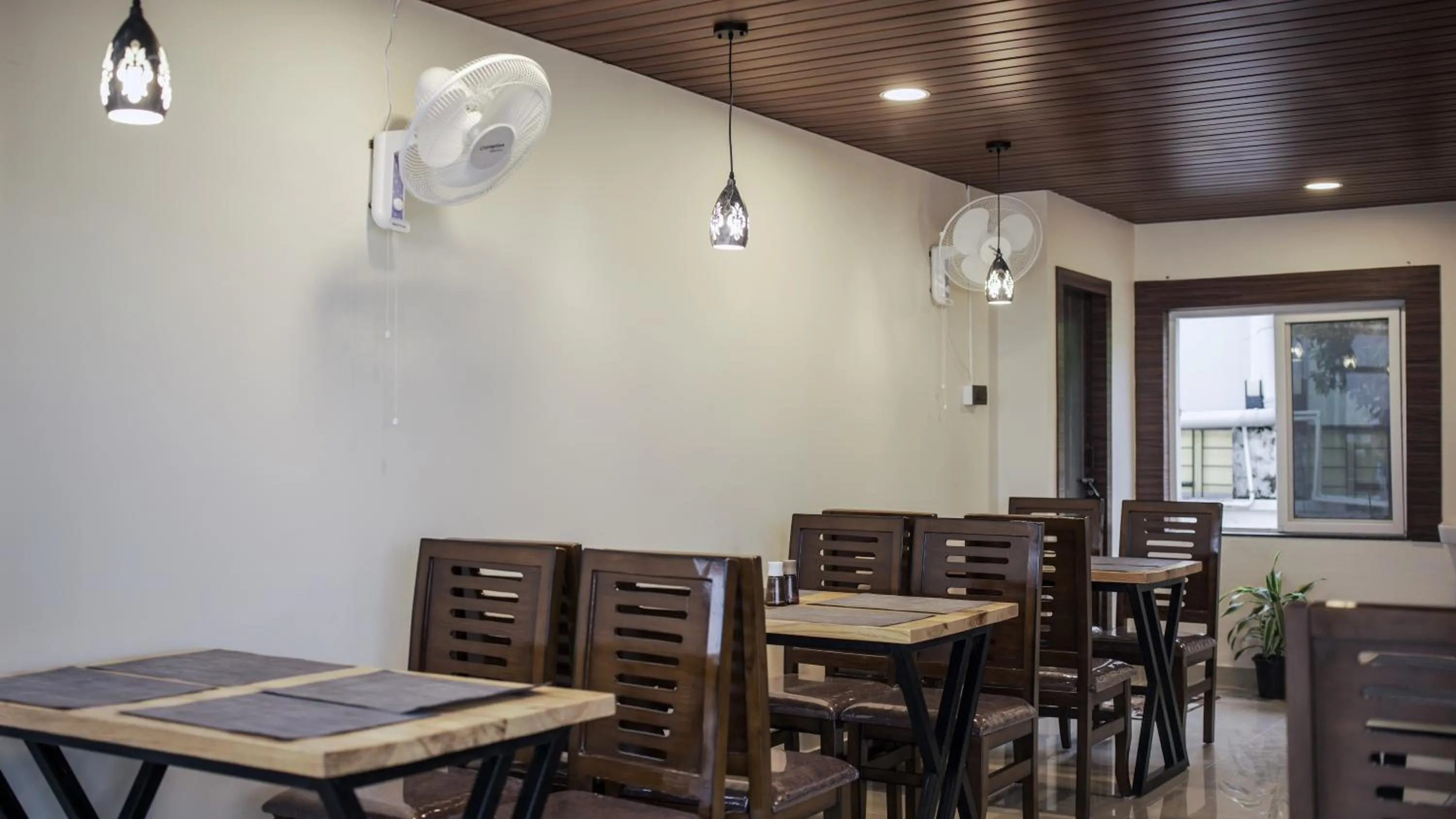 Restaurant/places to eat in Radhe Suites