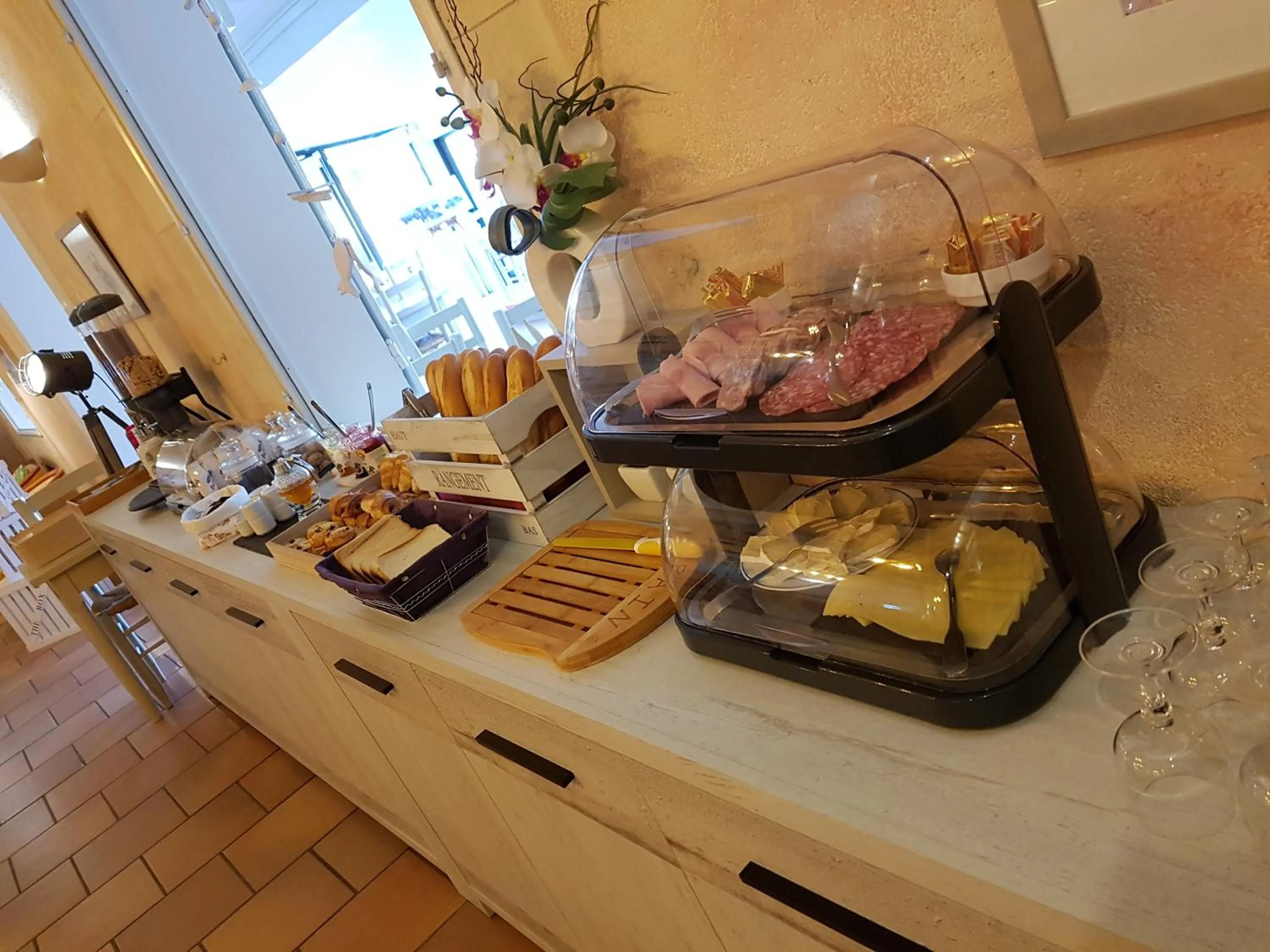 Restaurant/places to eat in Logis Le Nid du Pont de Gau