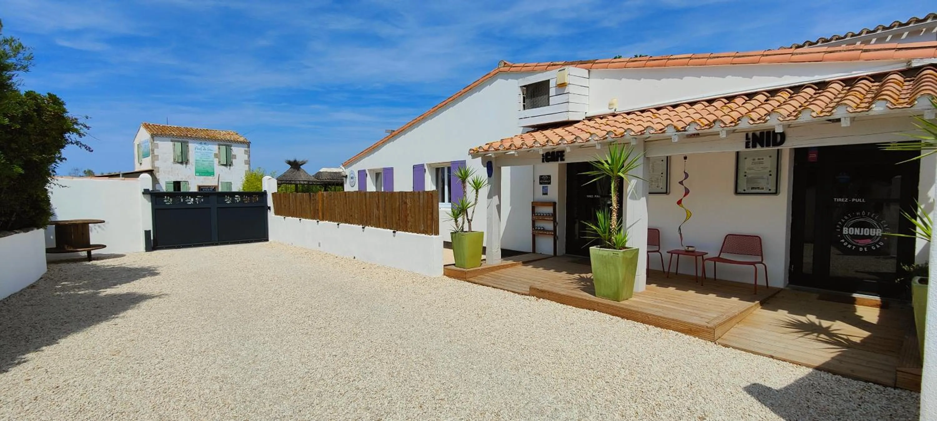 Facade/entrance in Logis Le Nid du Pont de Gau