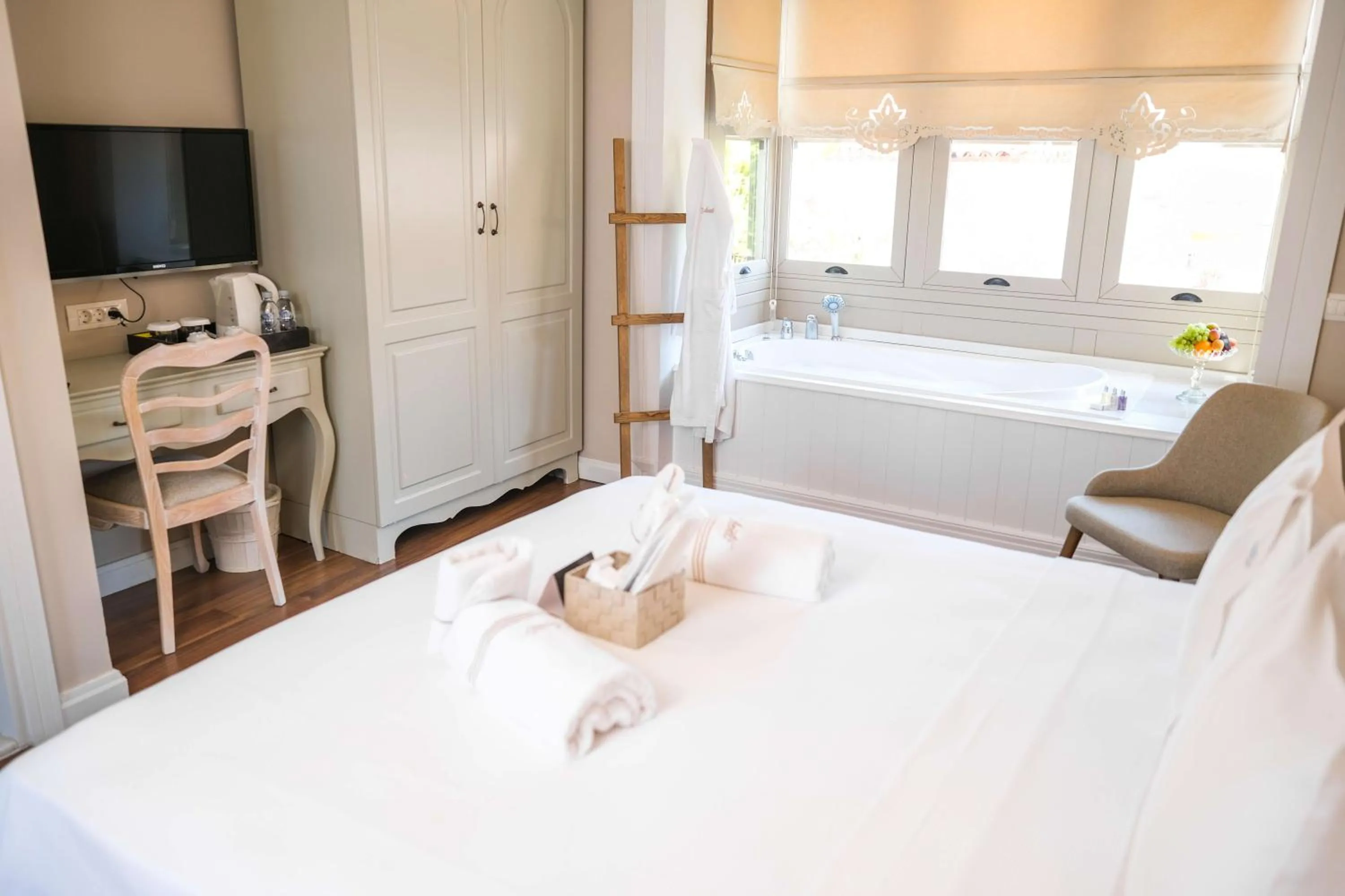 Photo of the whole room, Bed in Viento Alacati Hotel