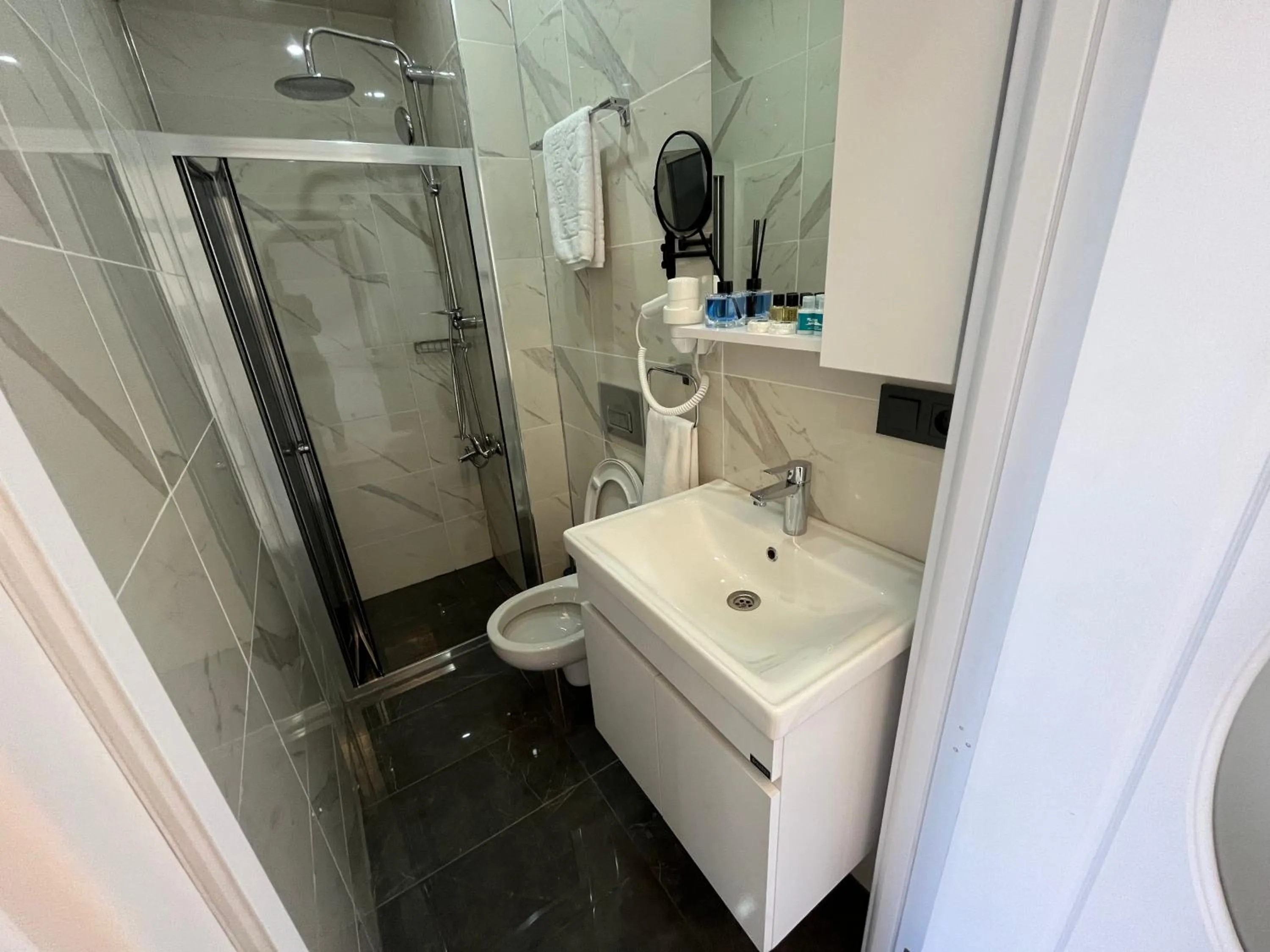 Shower in Lale Sultan Hotel