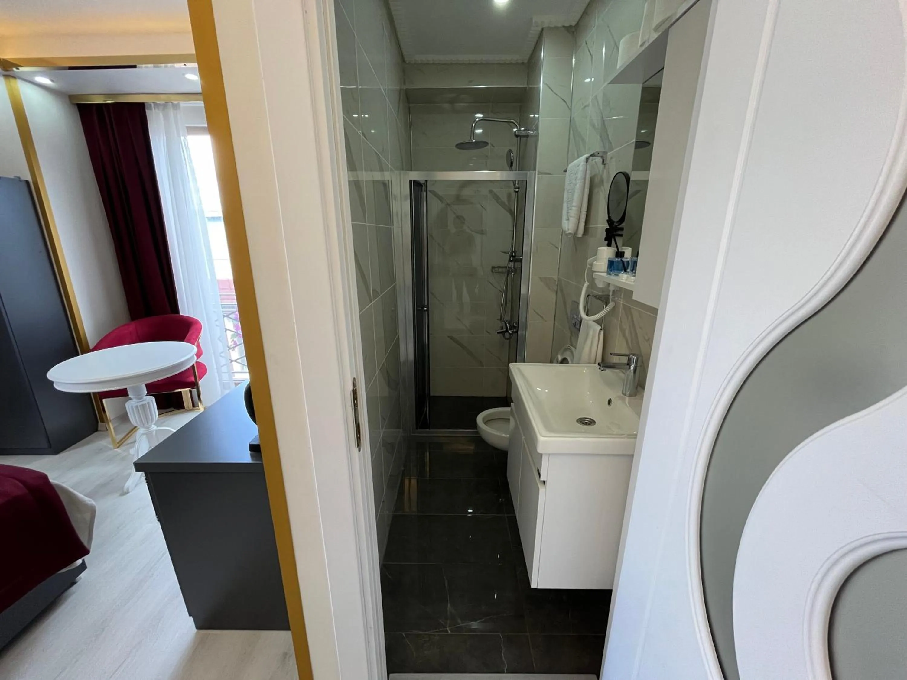 Shower in Lale Sultan Hotel