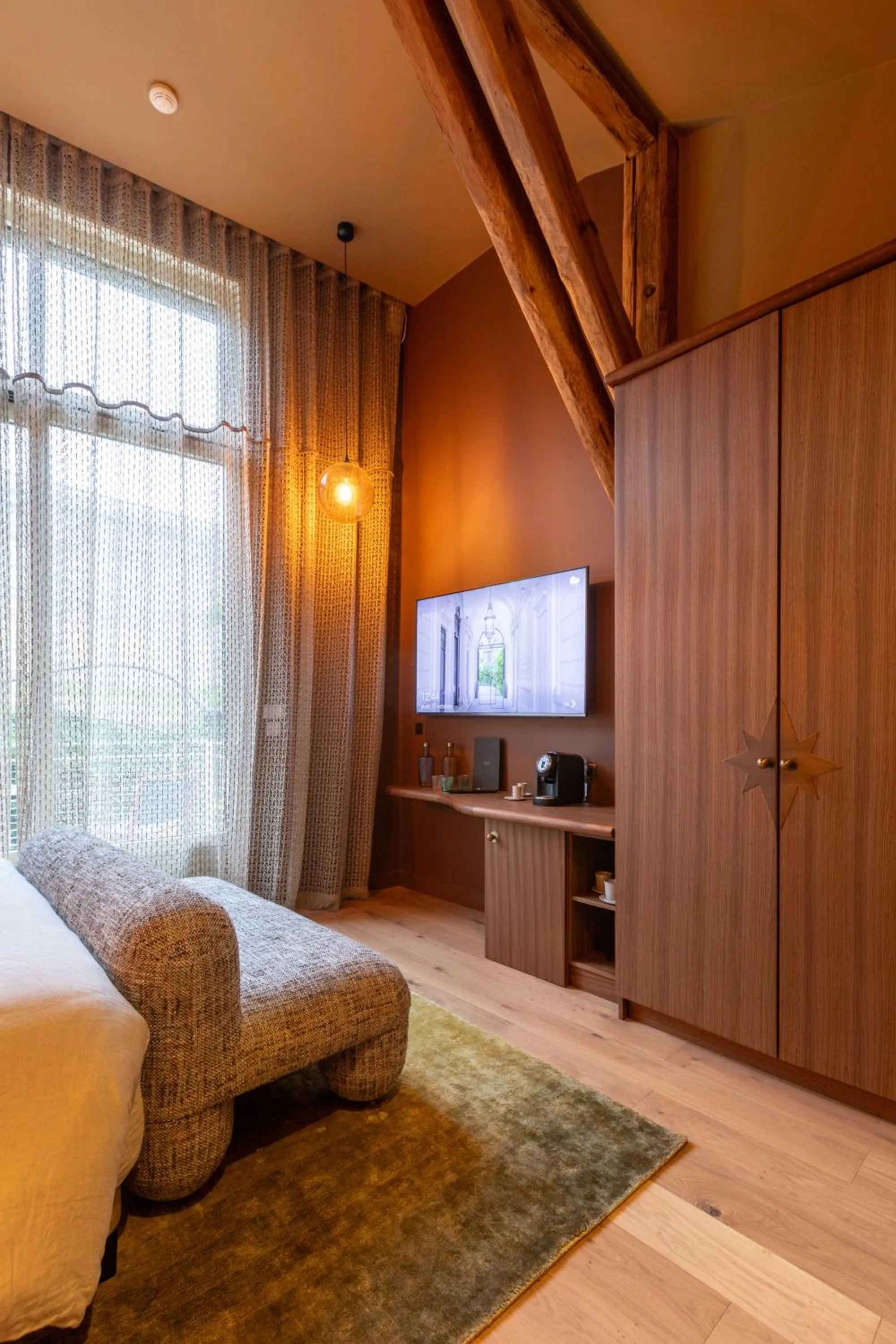 Communal lounge/ TV room, Bed in Yndo Hôtel