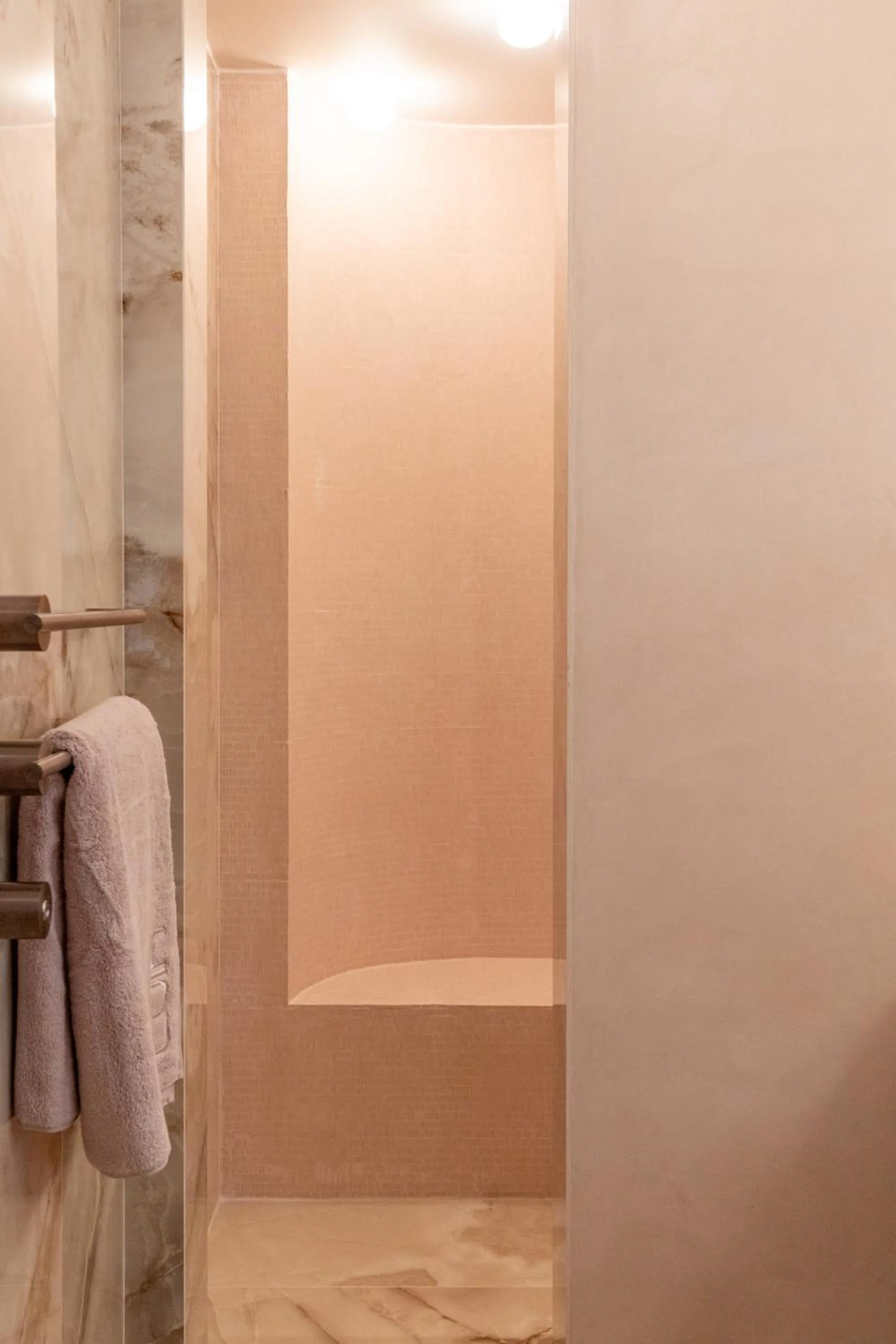 Shower in Yndo Hôtel