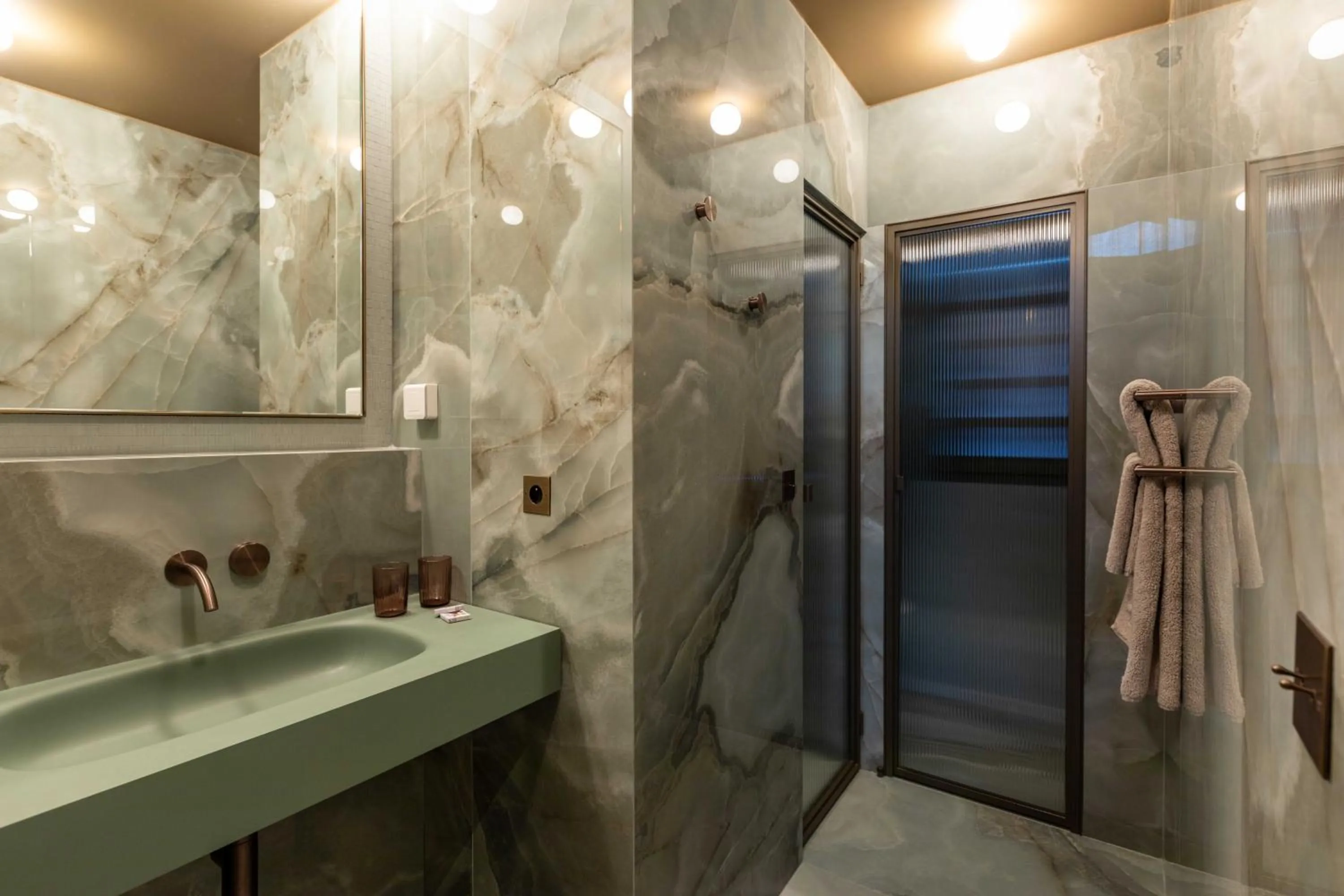 Shower in Yndo Hôtel