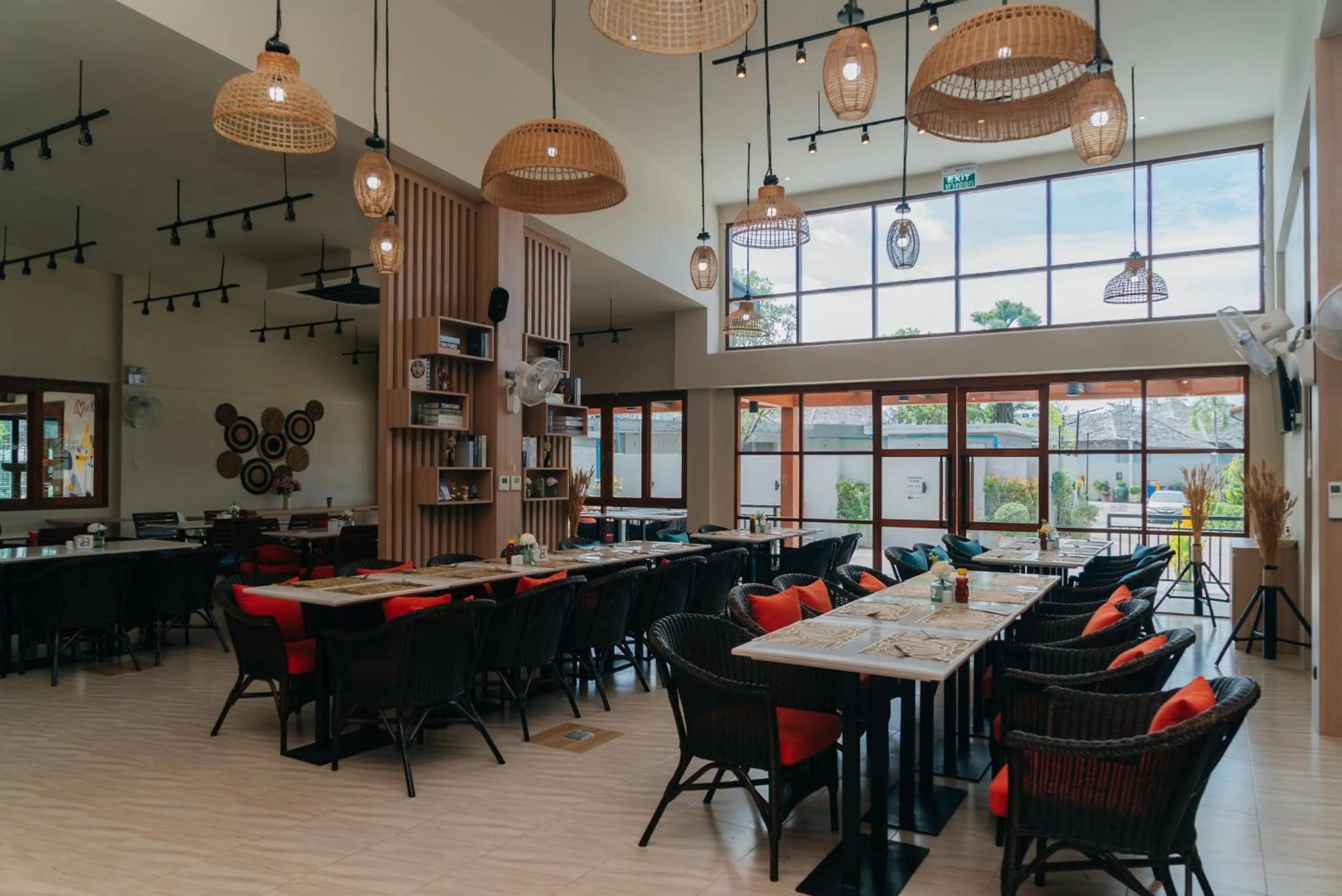 Restaurant/places to eat in Rawayana Central Park Villas