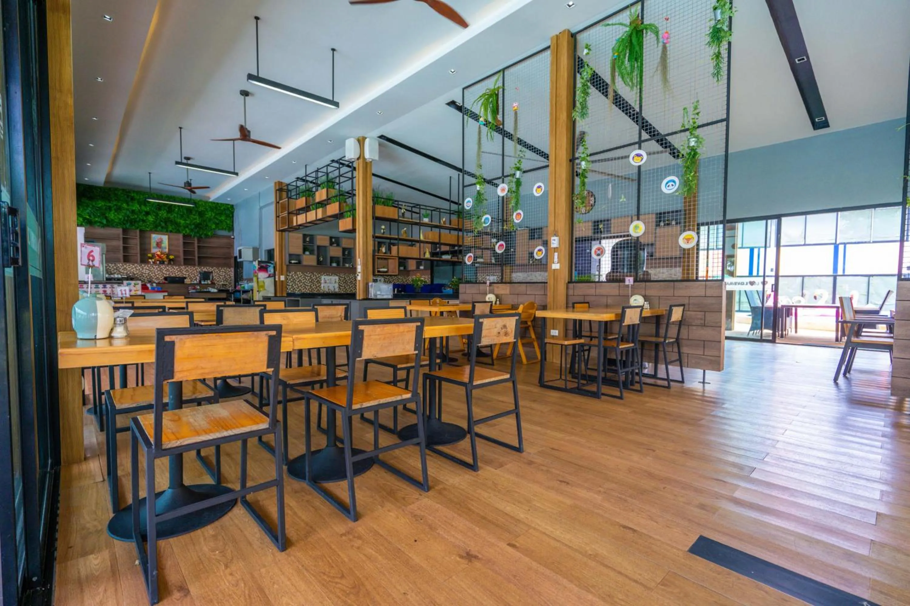 Restaurant/places to eat in Rawayana Central Park Villas