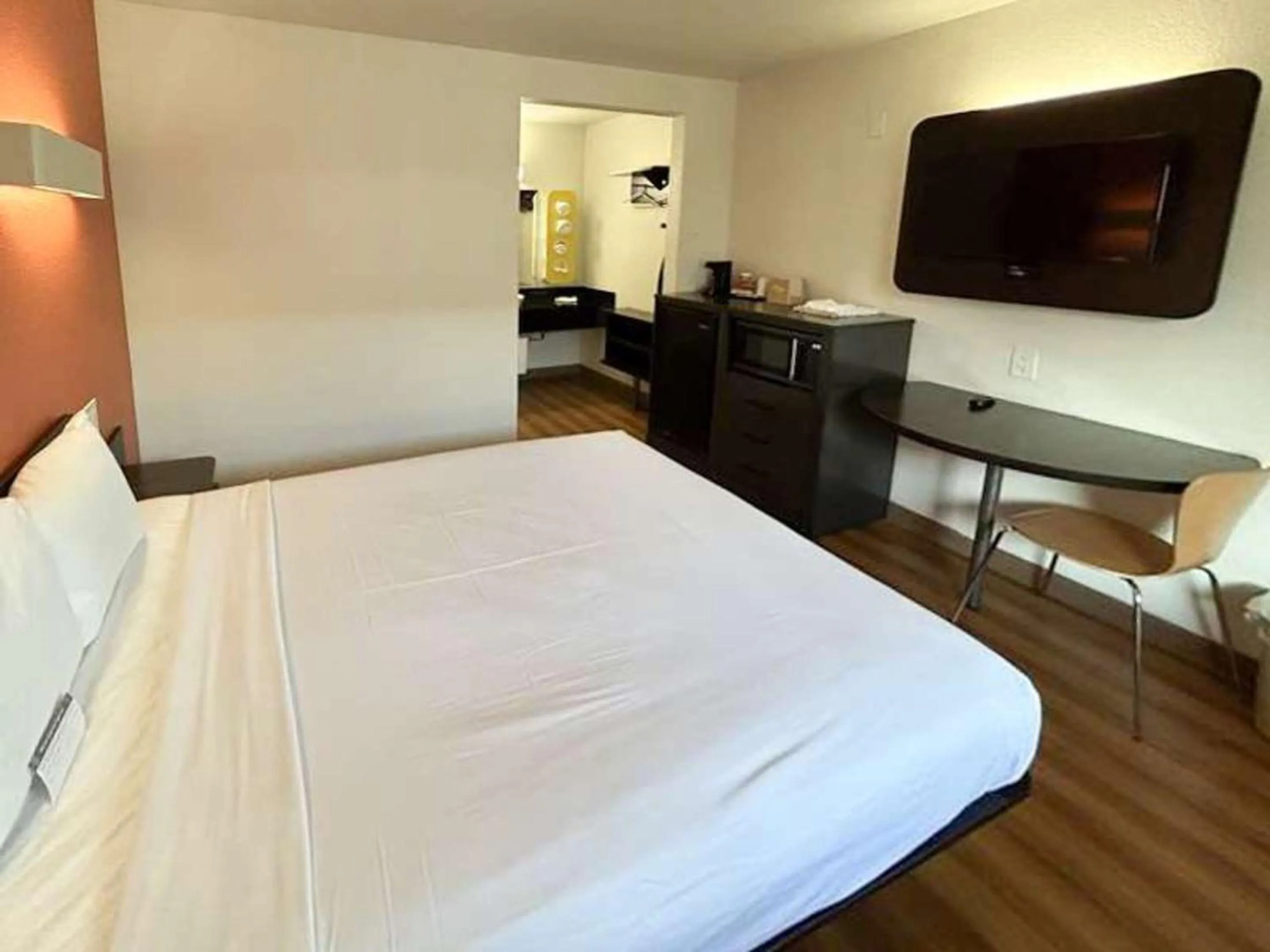 Bed in Studio 6 Suites - Riverside, CA South