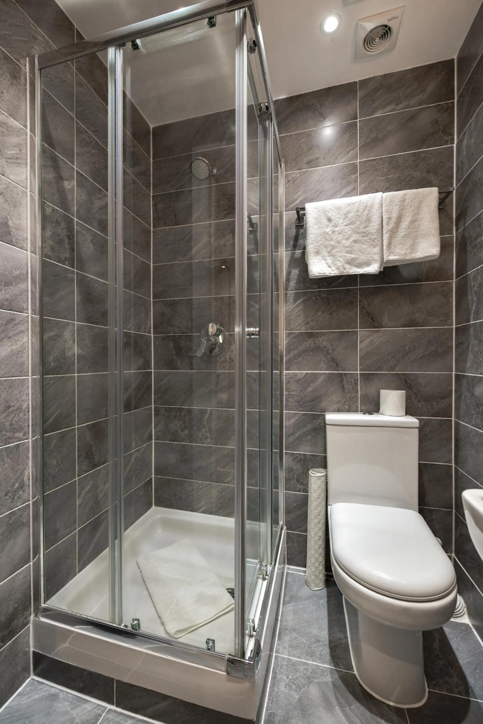 Shower in Queens Park Premier London Hyde Park