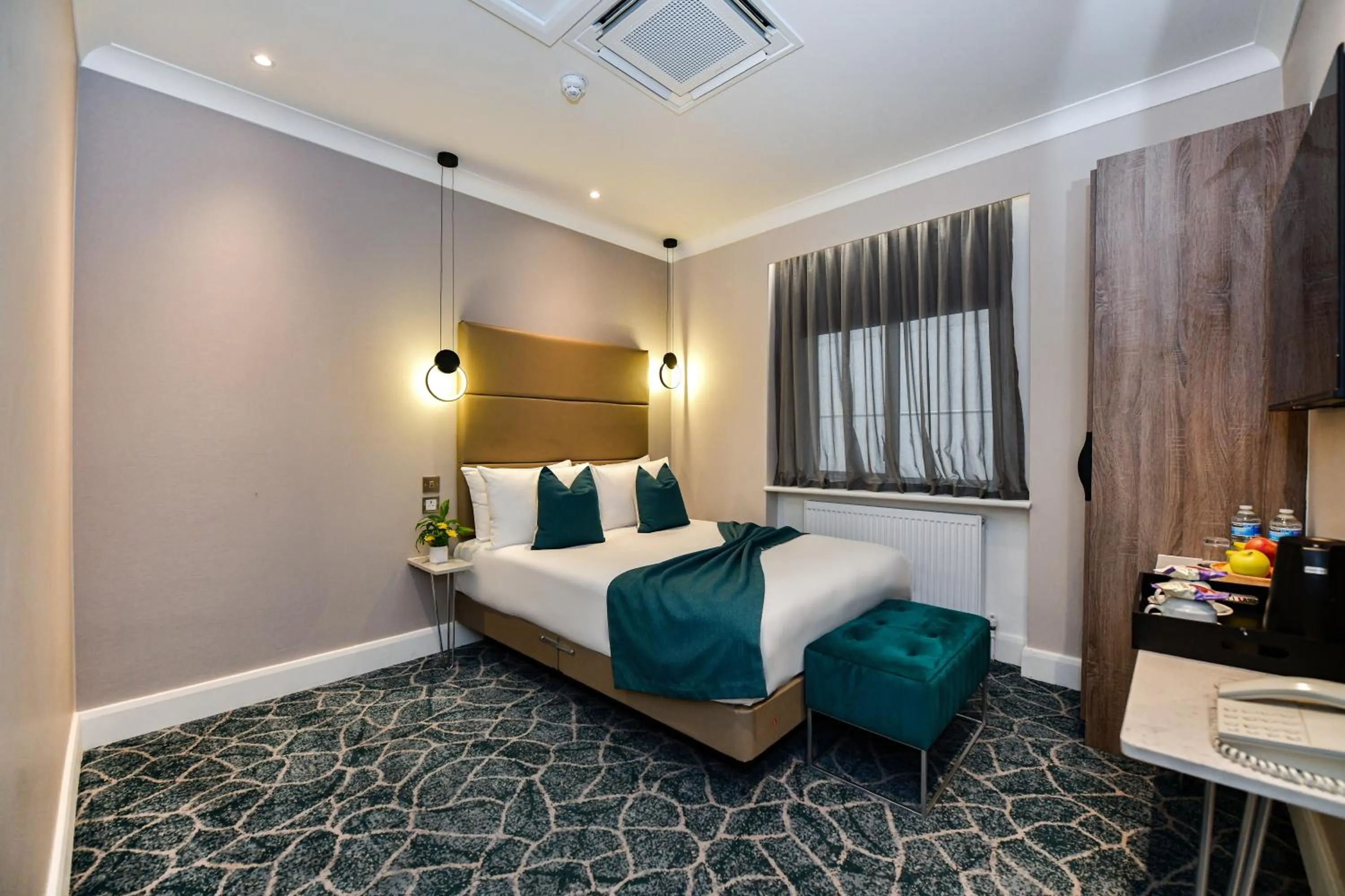 Bedroom, Bed in Queens Park Premier London Hyde Park