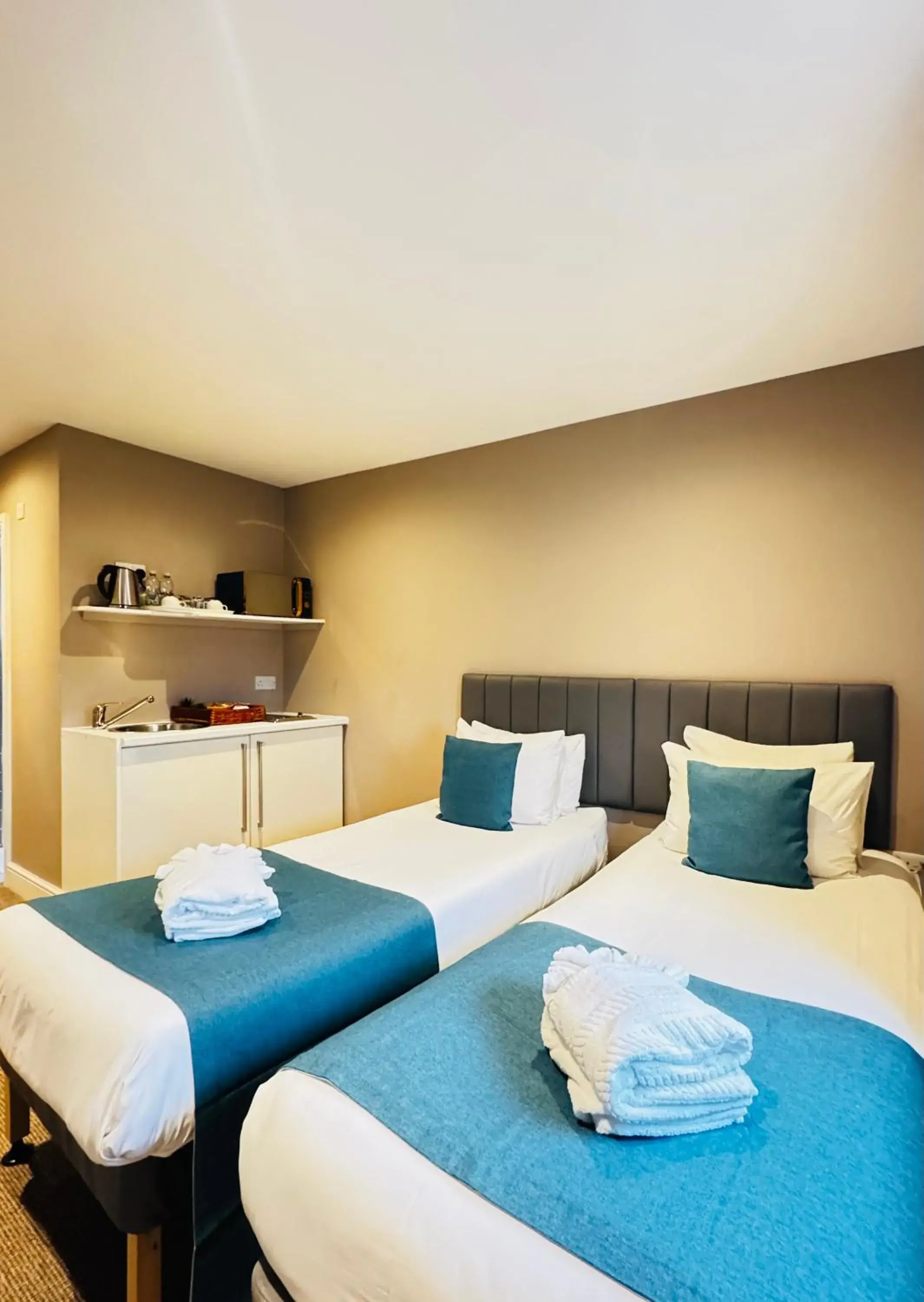 Superior Twin Room in Queens Park Premier London Hyde Park Superior Twin Room in Queens Park Premier London Hyde Park